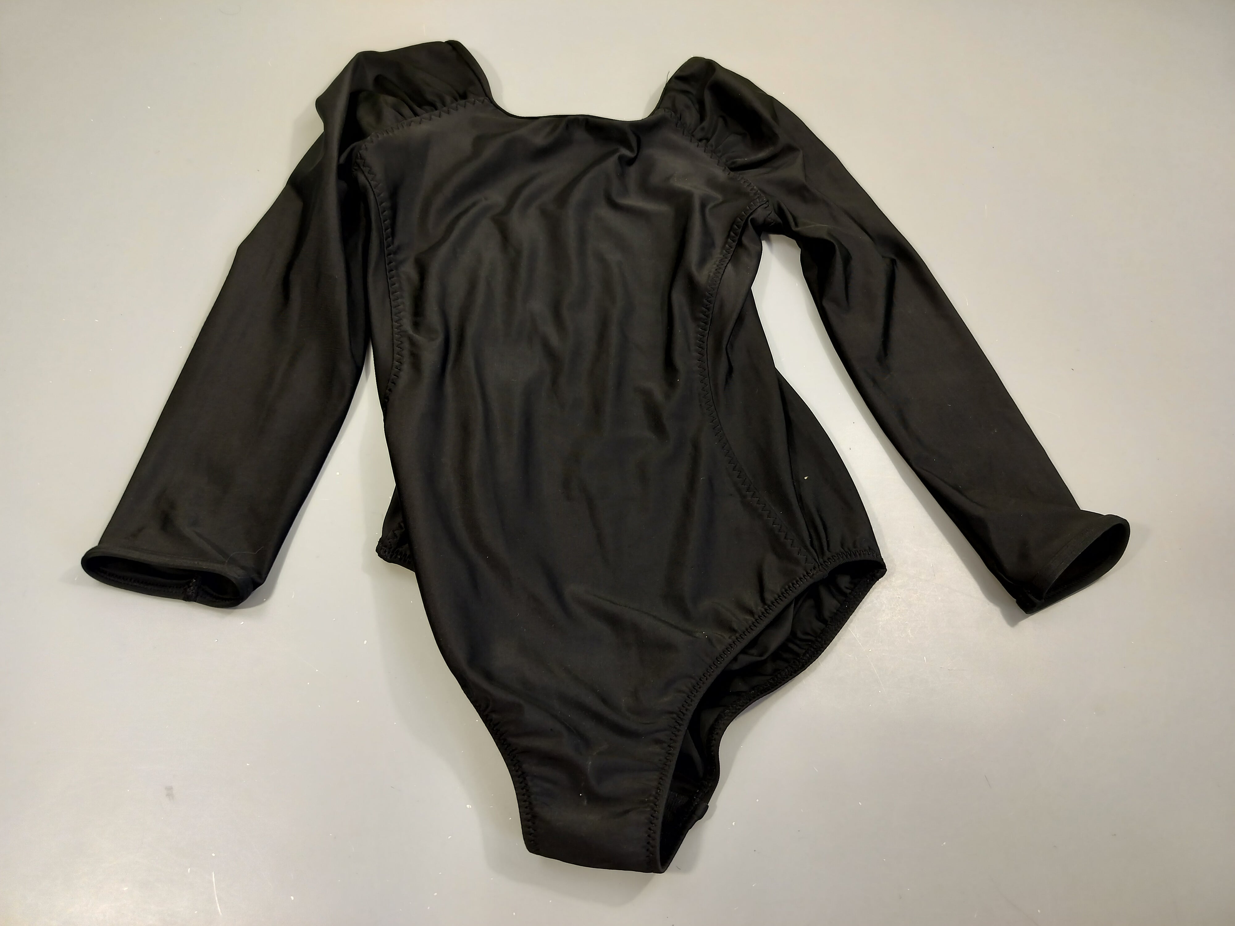 Malliot ml de danse noir , pas de taille indiquée estilée 10 ans.