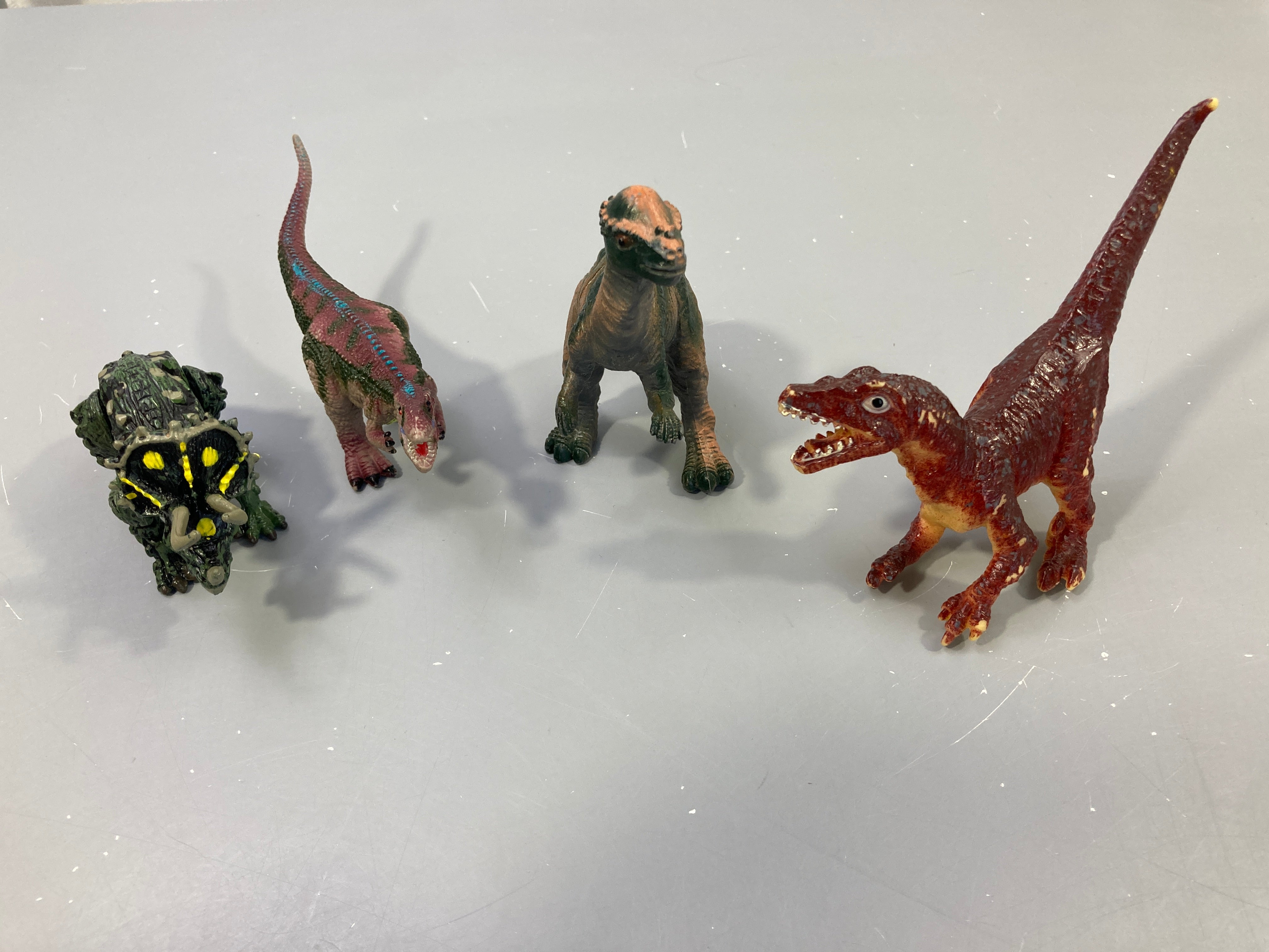 Lot de 4 petits dinosaures dont un à construire