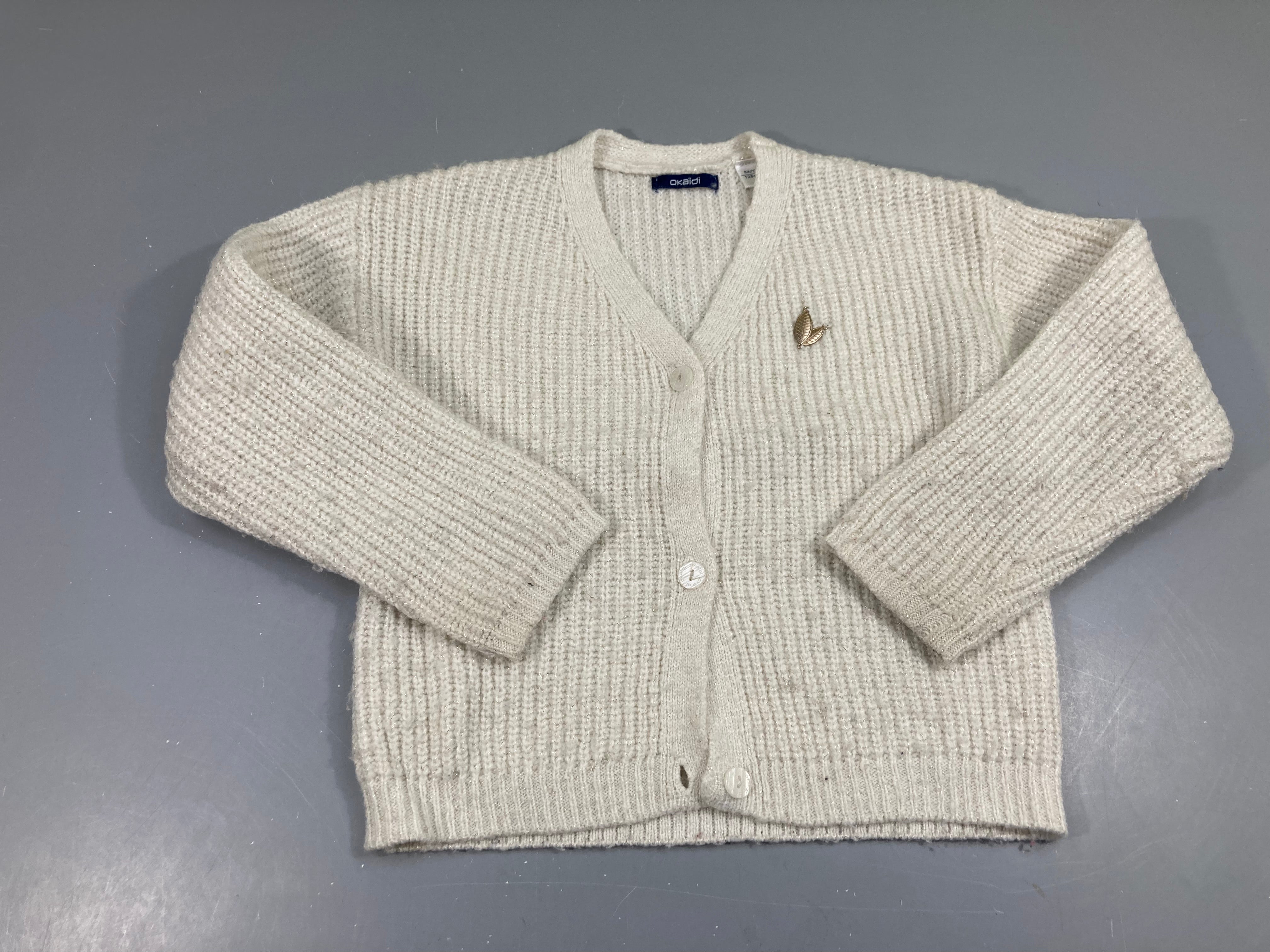 Gilet mailles blanc cassé fils métalisé argenté feuille Bouloches Bas manches souillés