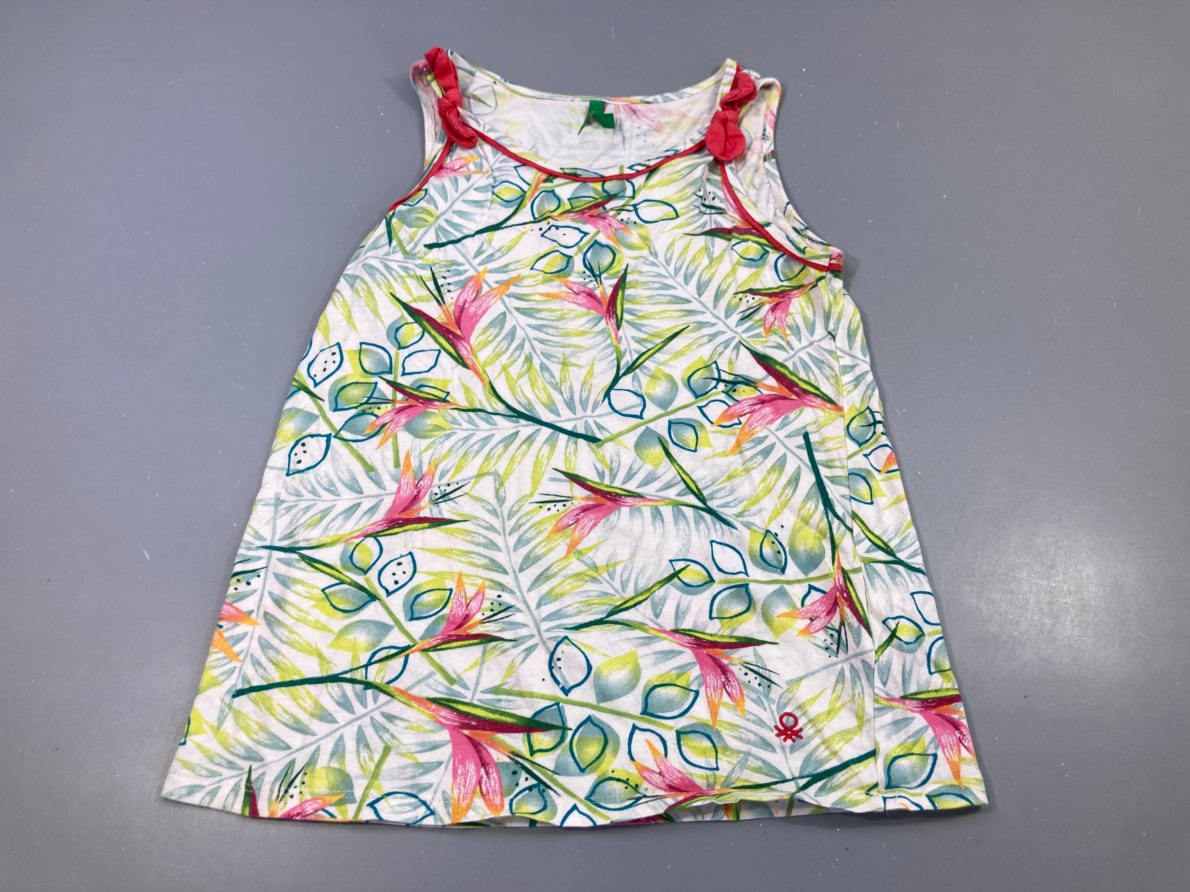 Top blanc à motifs fleurs tropicales rose, vert, jaune