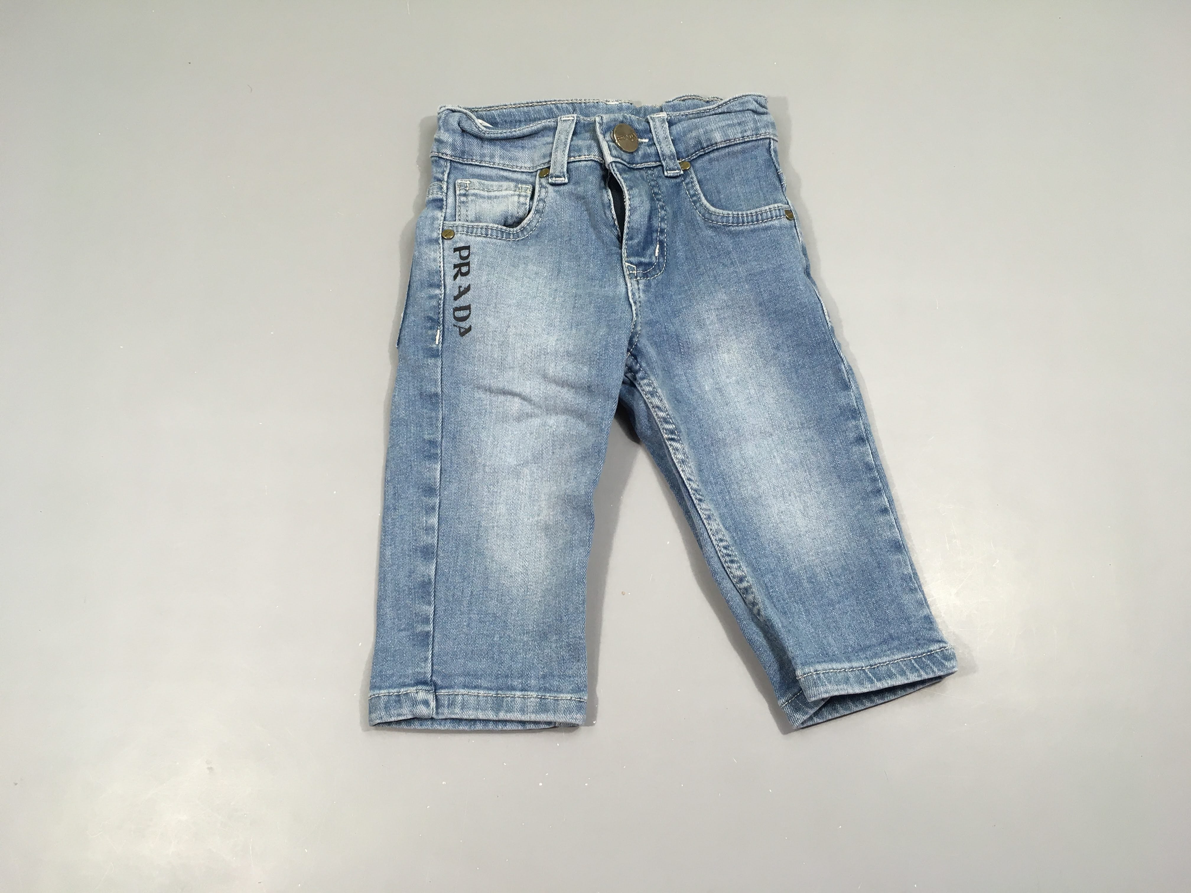 Pantacourt en jean prada, flocage abimé