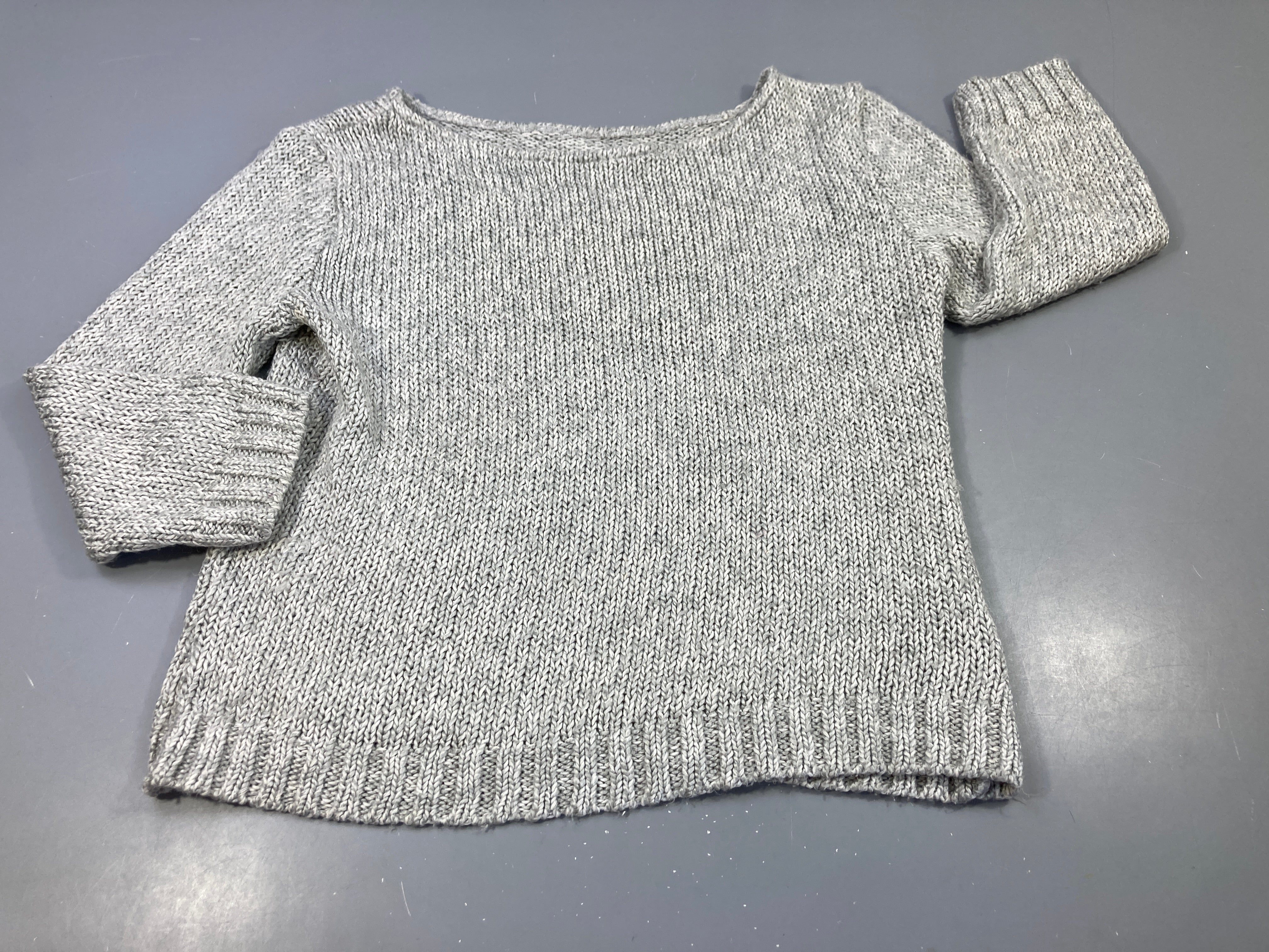Pull gris clair chiné, légèrement bouloché,Pas de taille indiquée, estimée M