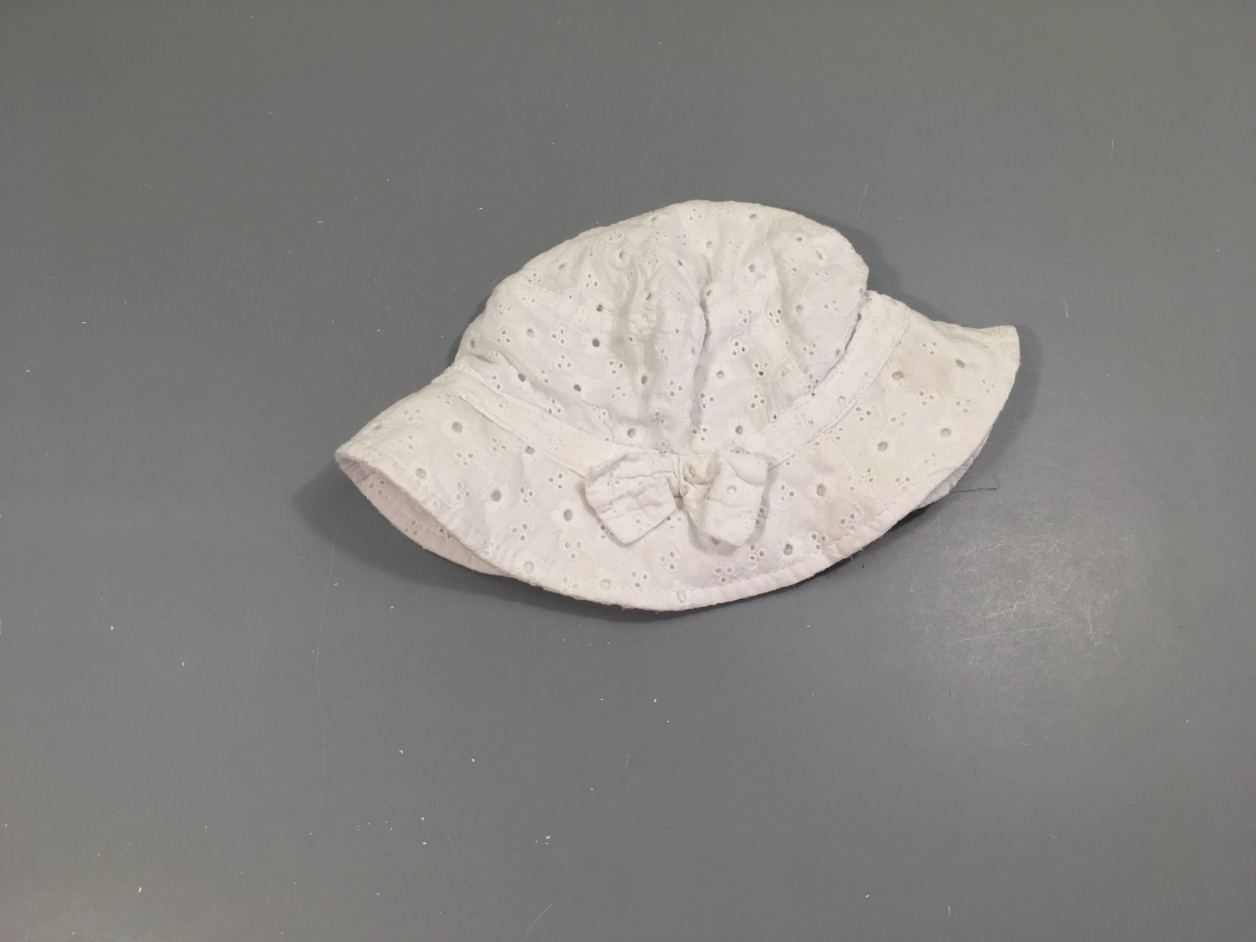 Bonnet blanc dentelle en superposition