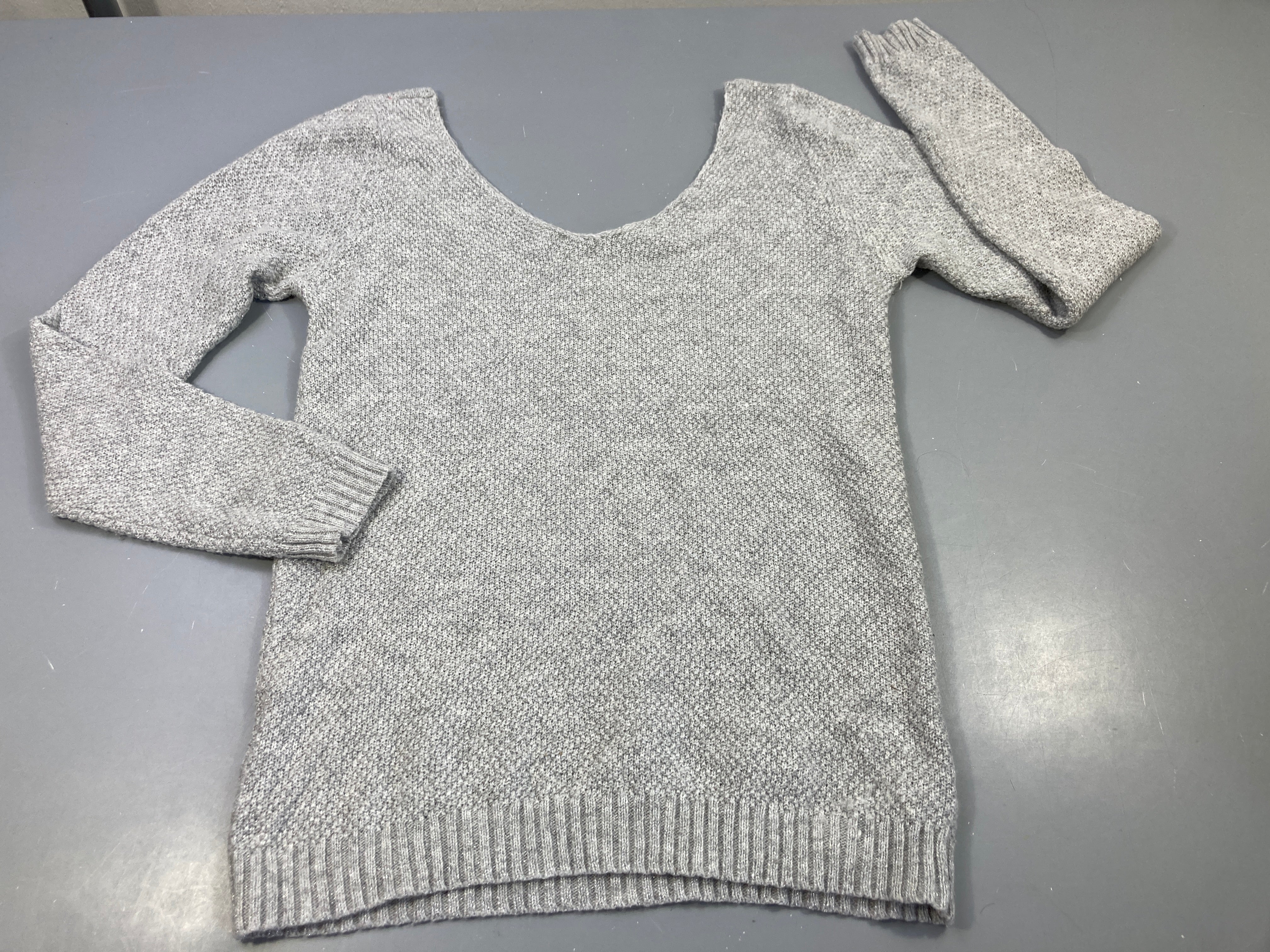 Pull Etam  gris clair, fils argentés, Pas te taillé indiqué, estimée M