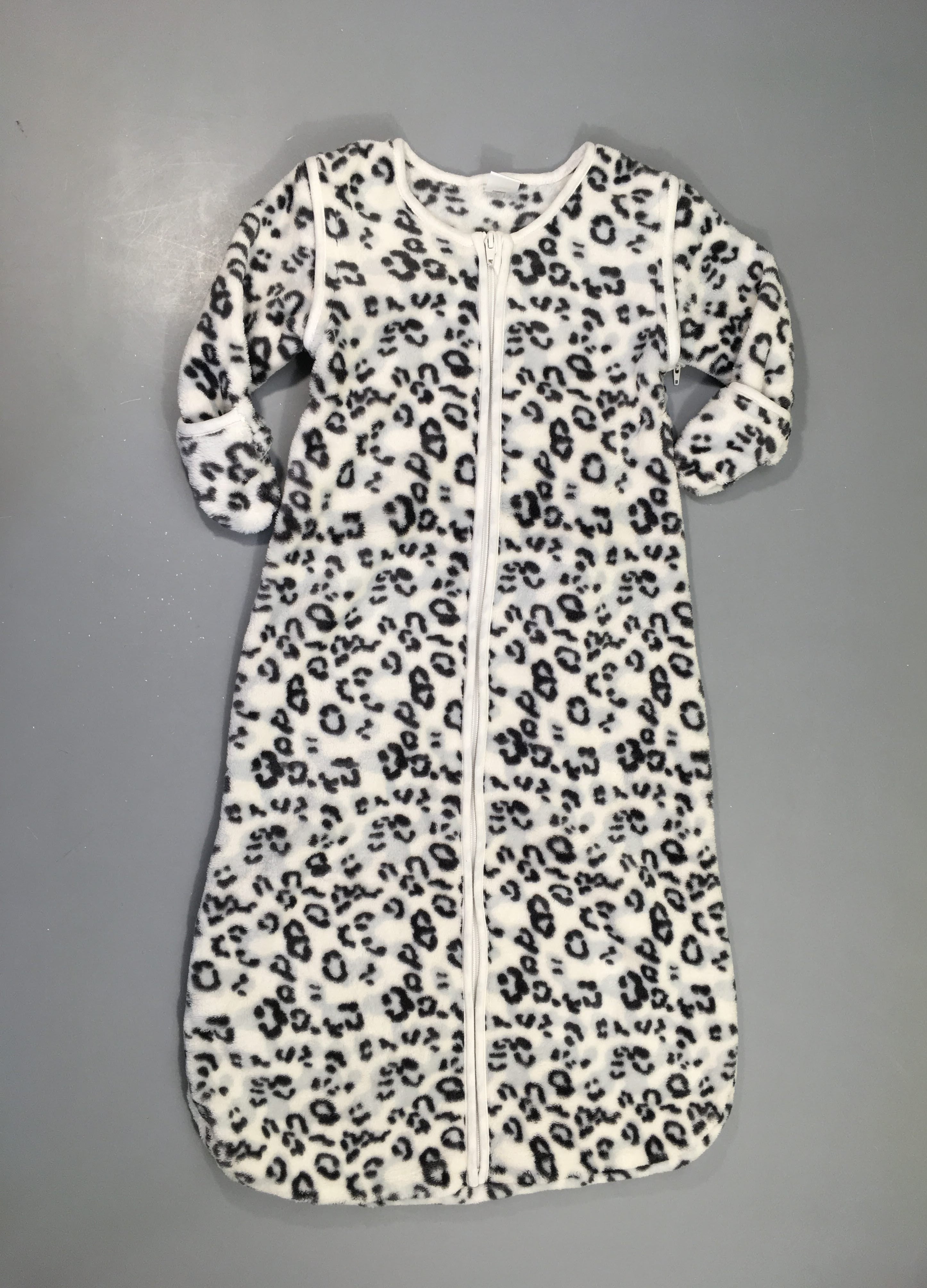 Sac de couchage velours léger manches amovibles blanc motifs léopard 90cm