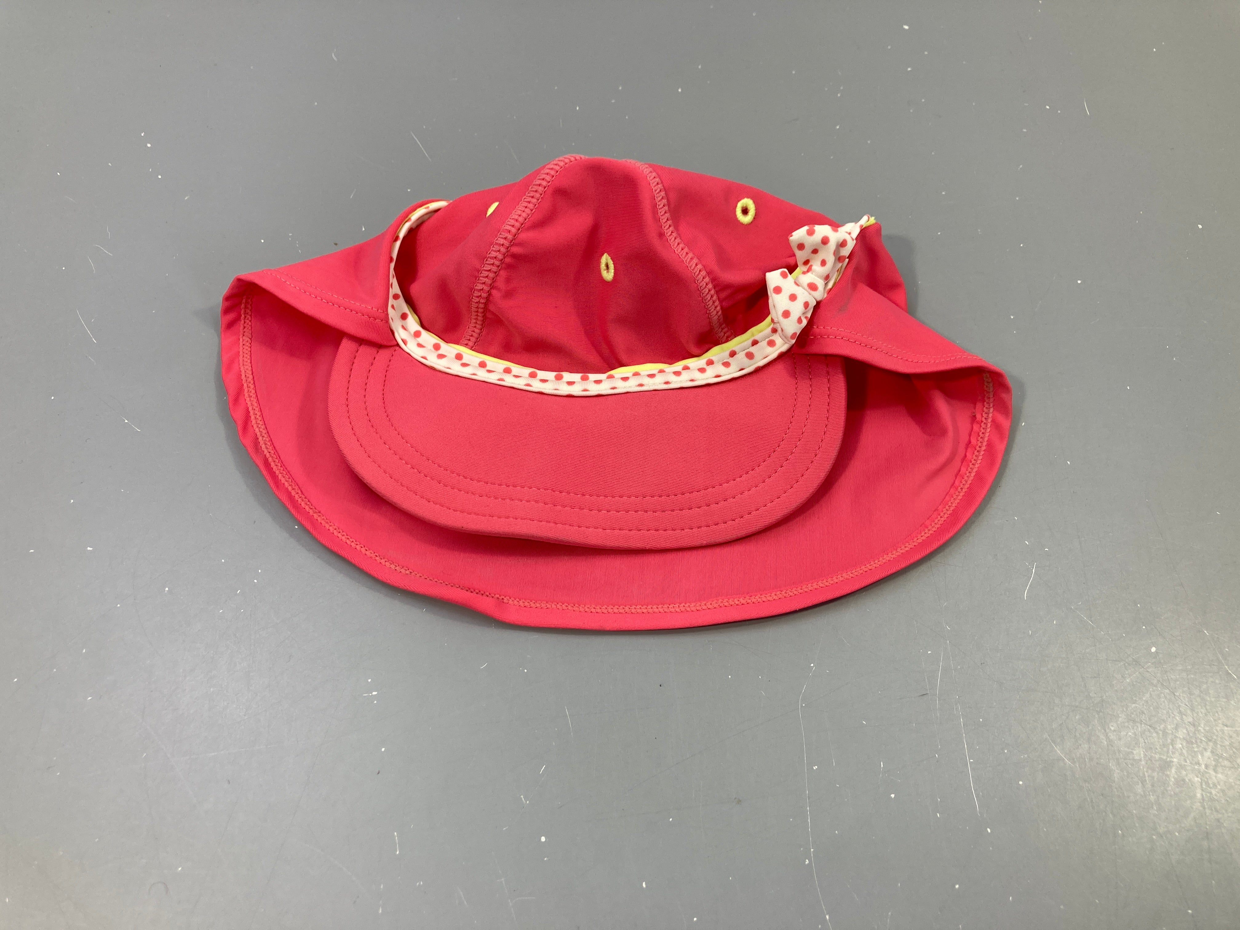 Casquette matière maillot rose , bande blanche à pois rose, long à l'arrière pour protégéer la nuque, 47cm