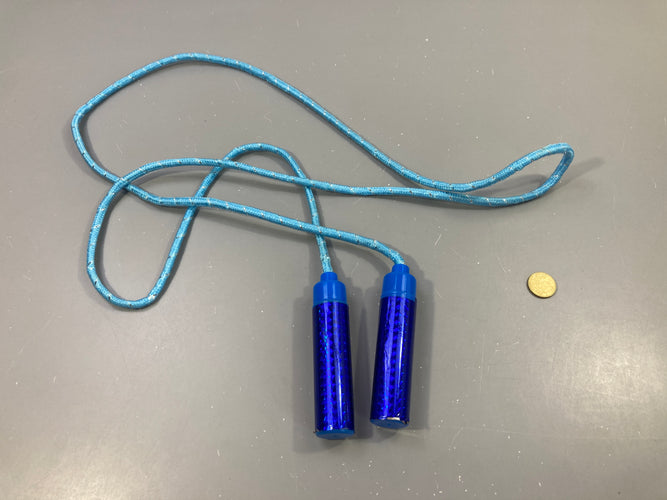 Corde à sauter bleue, poignées légèrement usées, moins cher chez Petit Kiwi