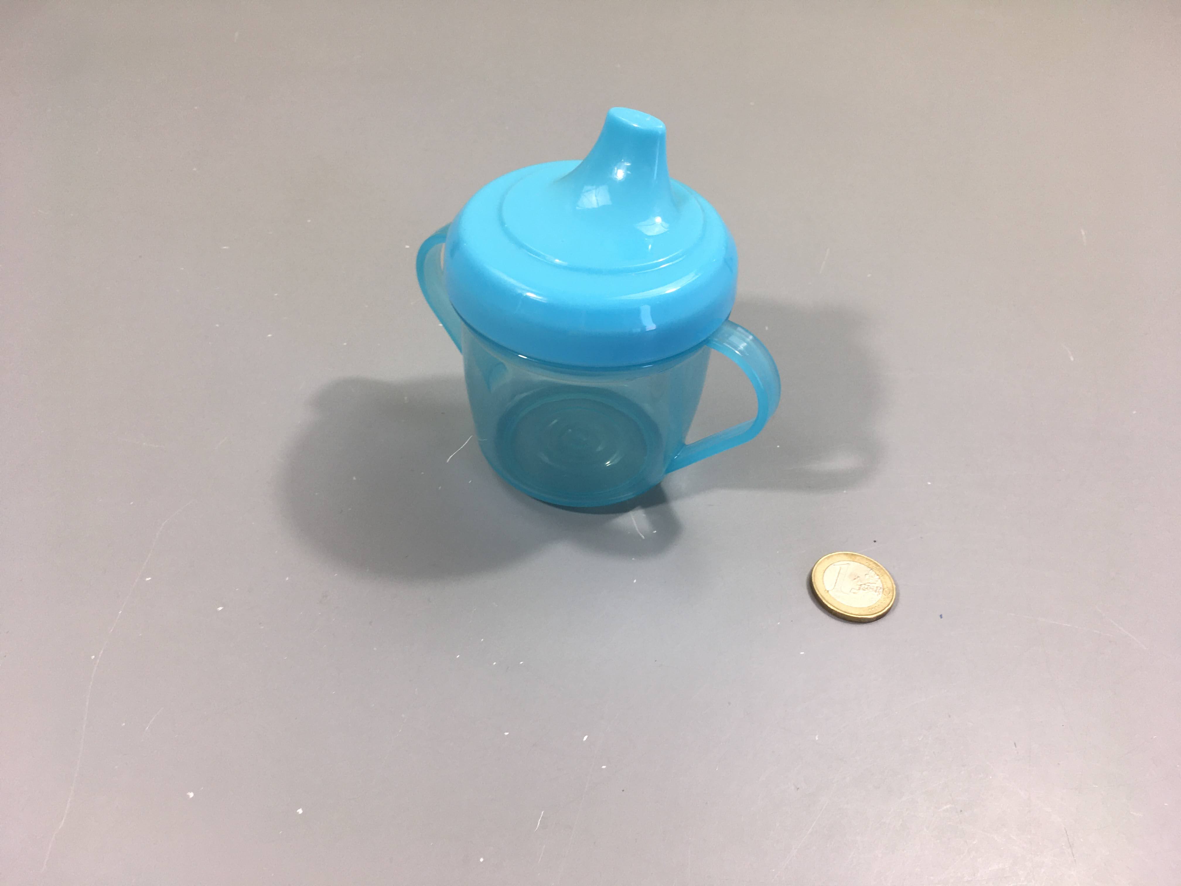 Tasse bleue d'apprentissage en plastique avec anses. Couvercle à visser.