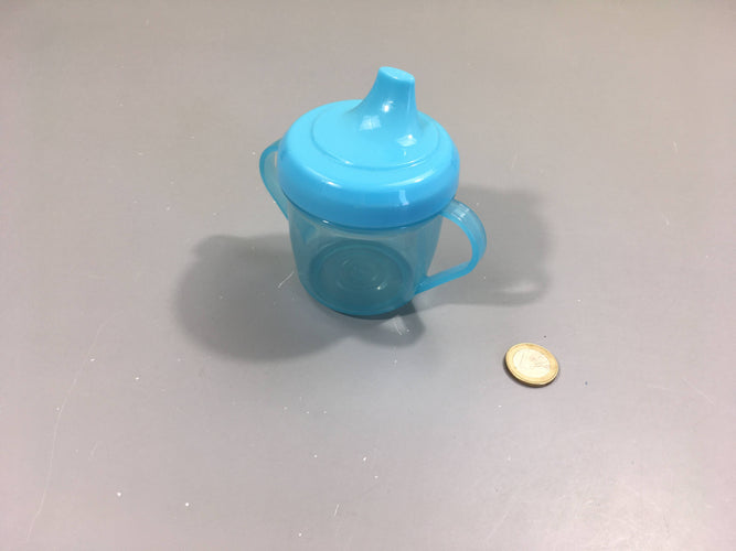 Tasse bleue d'apprentissage en plastique avec anses. Couvercle à visser., moins cher chez Petit Kiwi