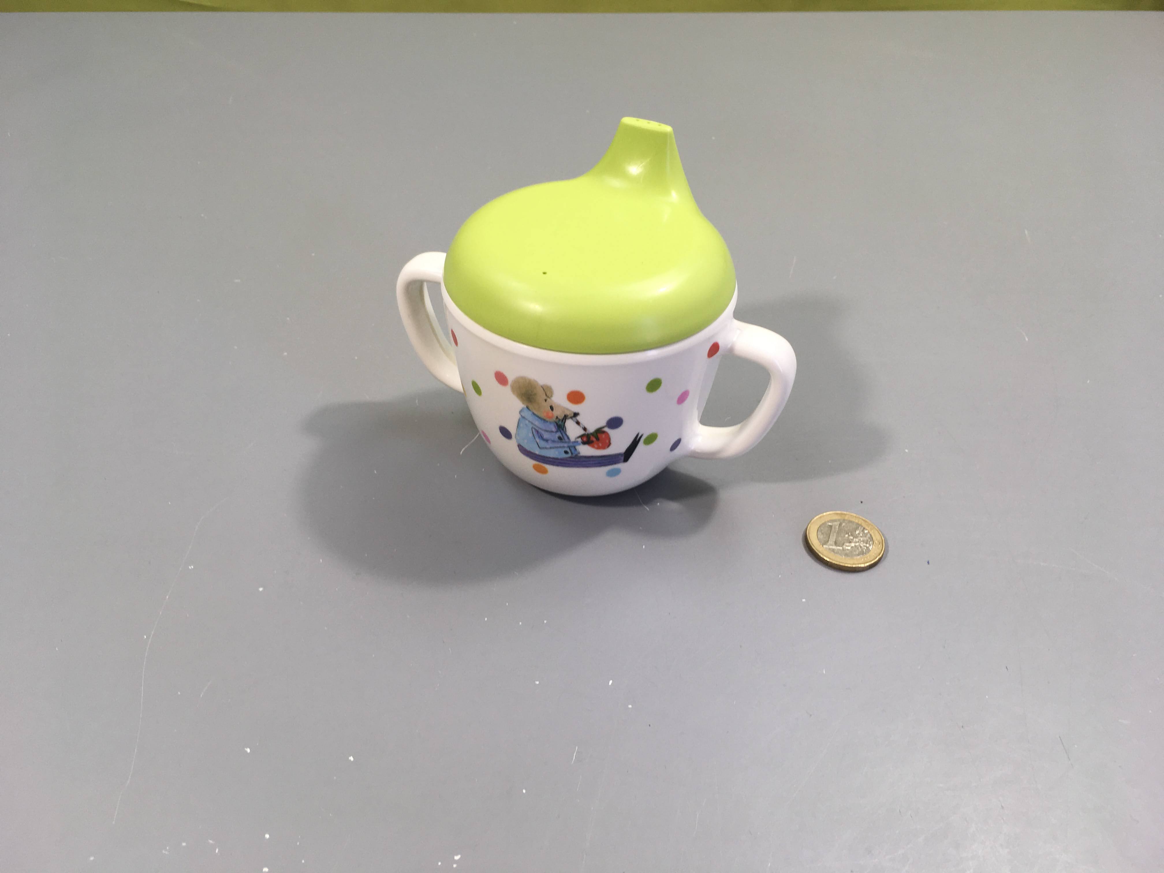 Tasse à bec et anses blanche souris en mélamine NE va Pas au micro-onde!