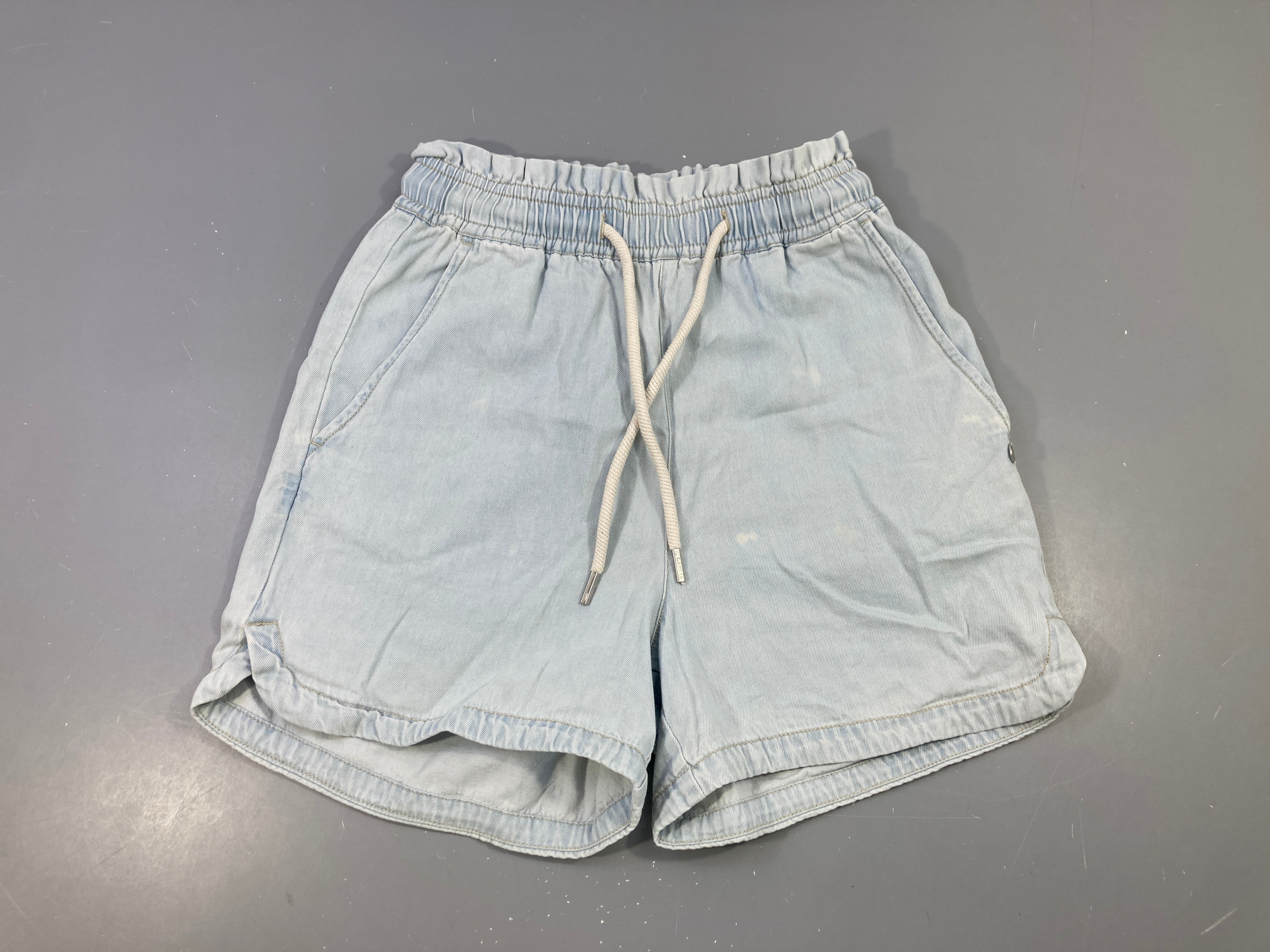Short denim taille élastiquée, taches de décoloration