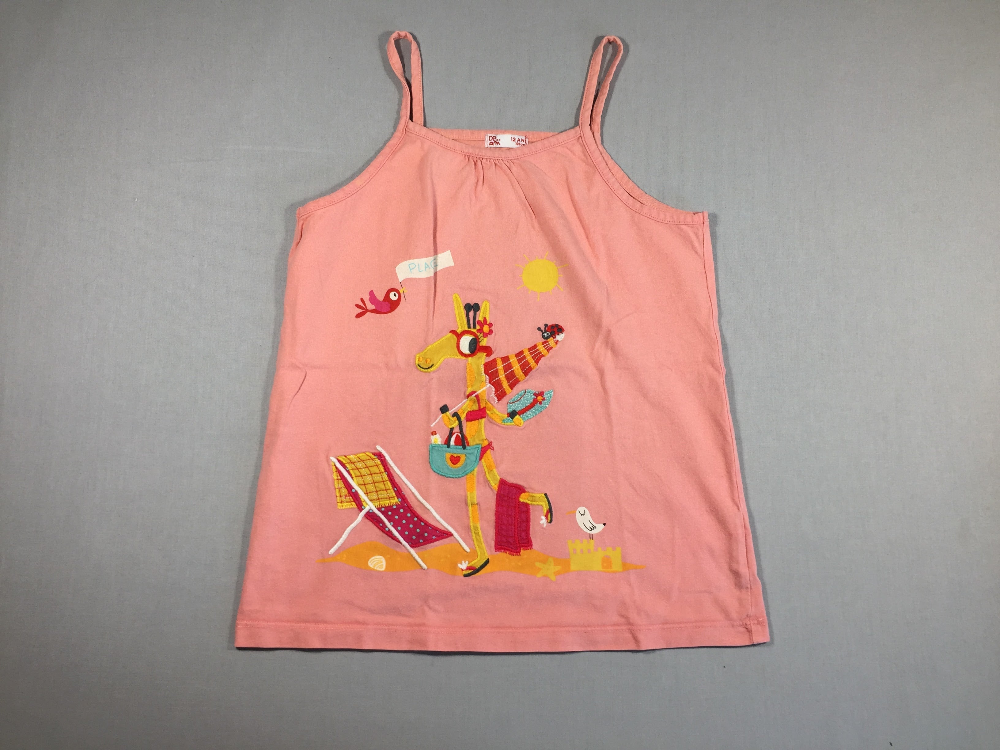 T-shirt fines bretelles rose pâle Girafe à la plage - légèrement bouloché