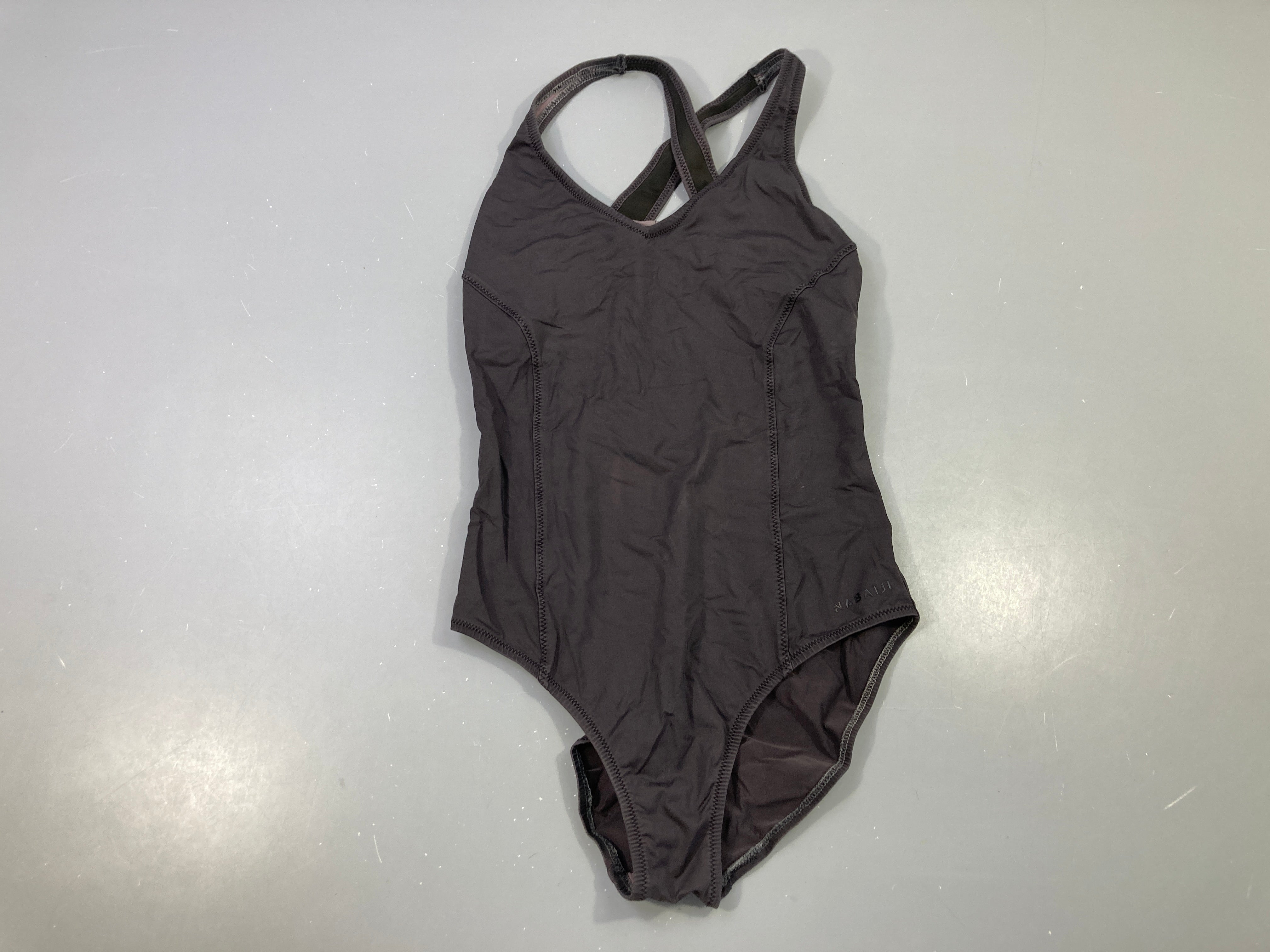 Maillot noir croisé dans le dos, délavé
