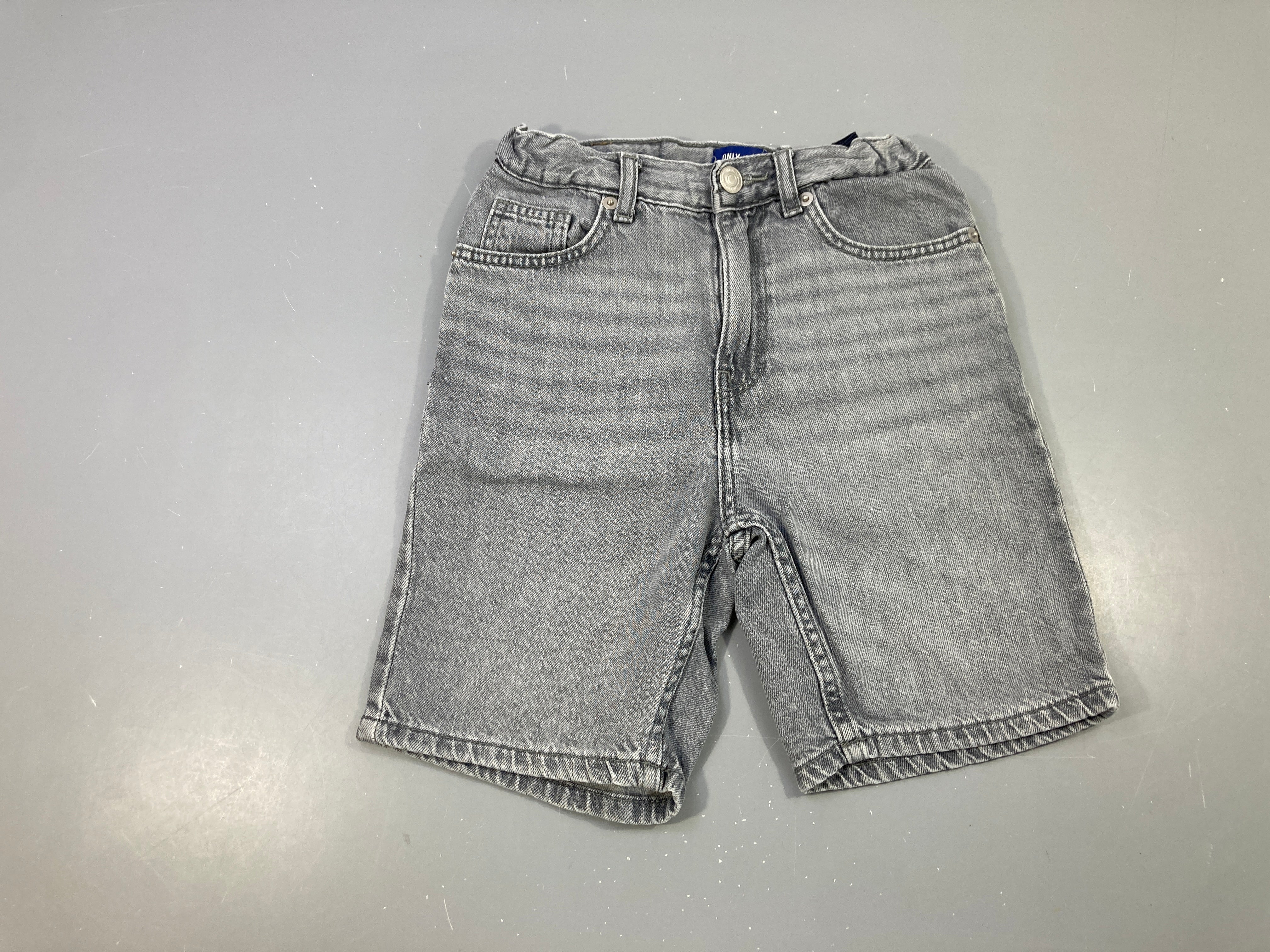 Bermuda en jean gris, petite tache à l'arrière