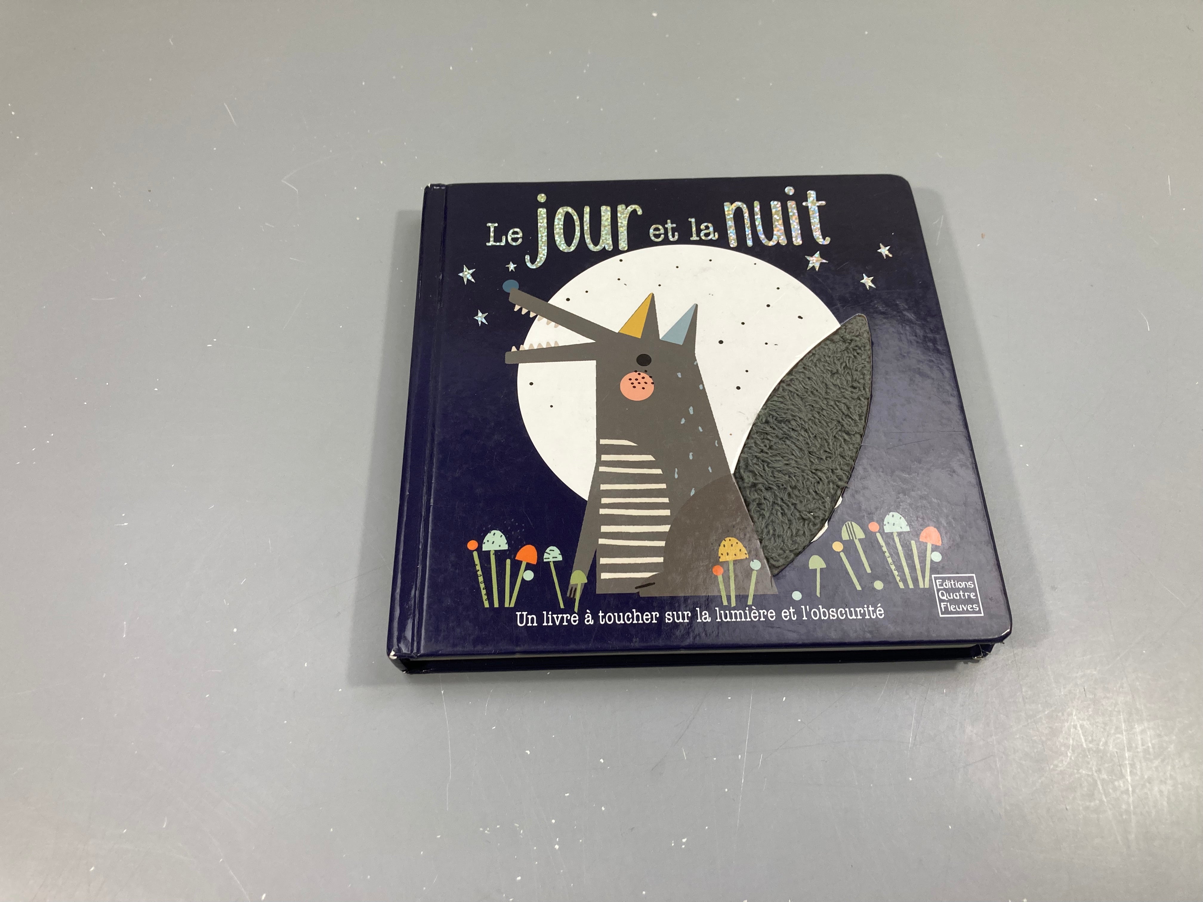 Le jouret la nuit-Livre à toucher sur la luière et l'obscurité