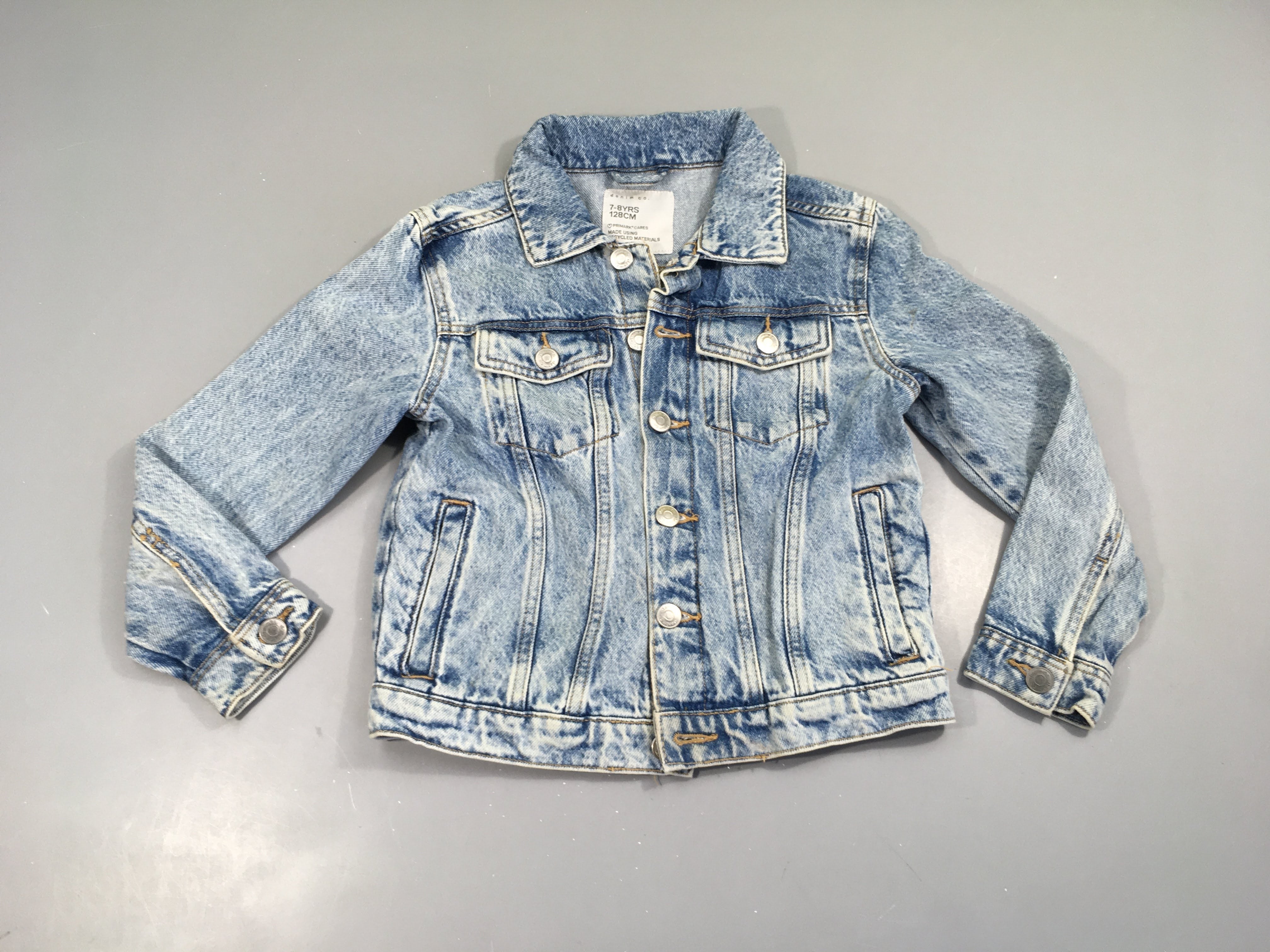 Veste en jean clair-Petite tache droite poche D
