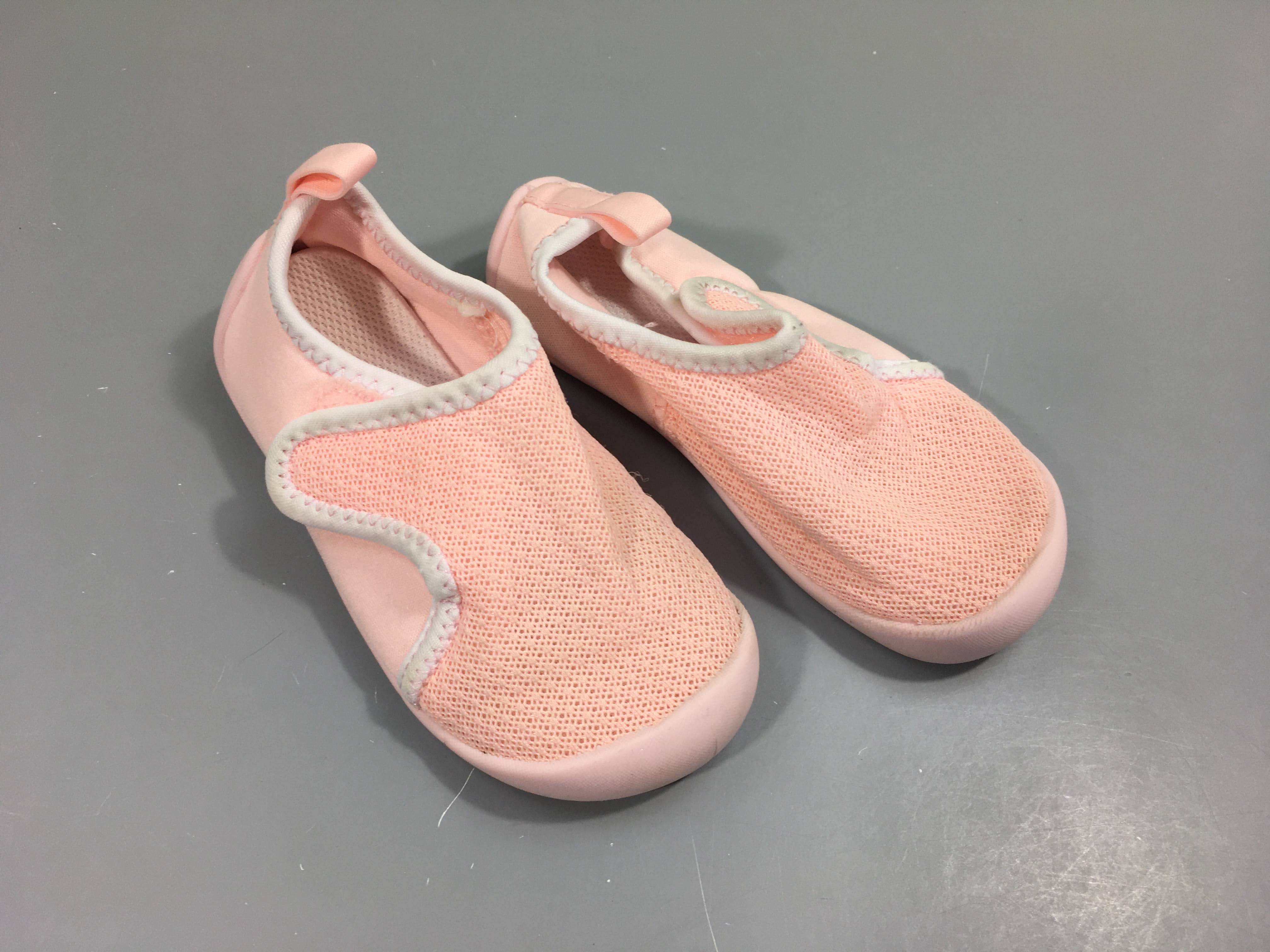 Chaussures d'eau rose pâle Taille estimée