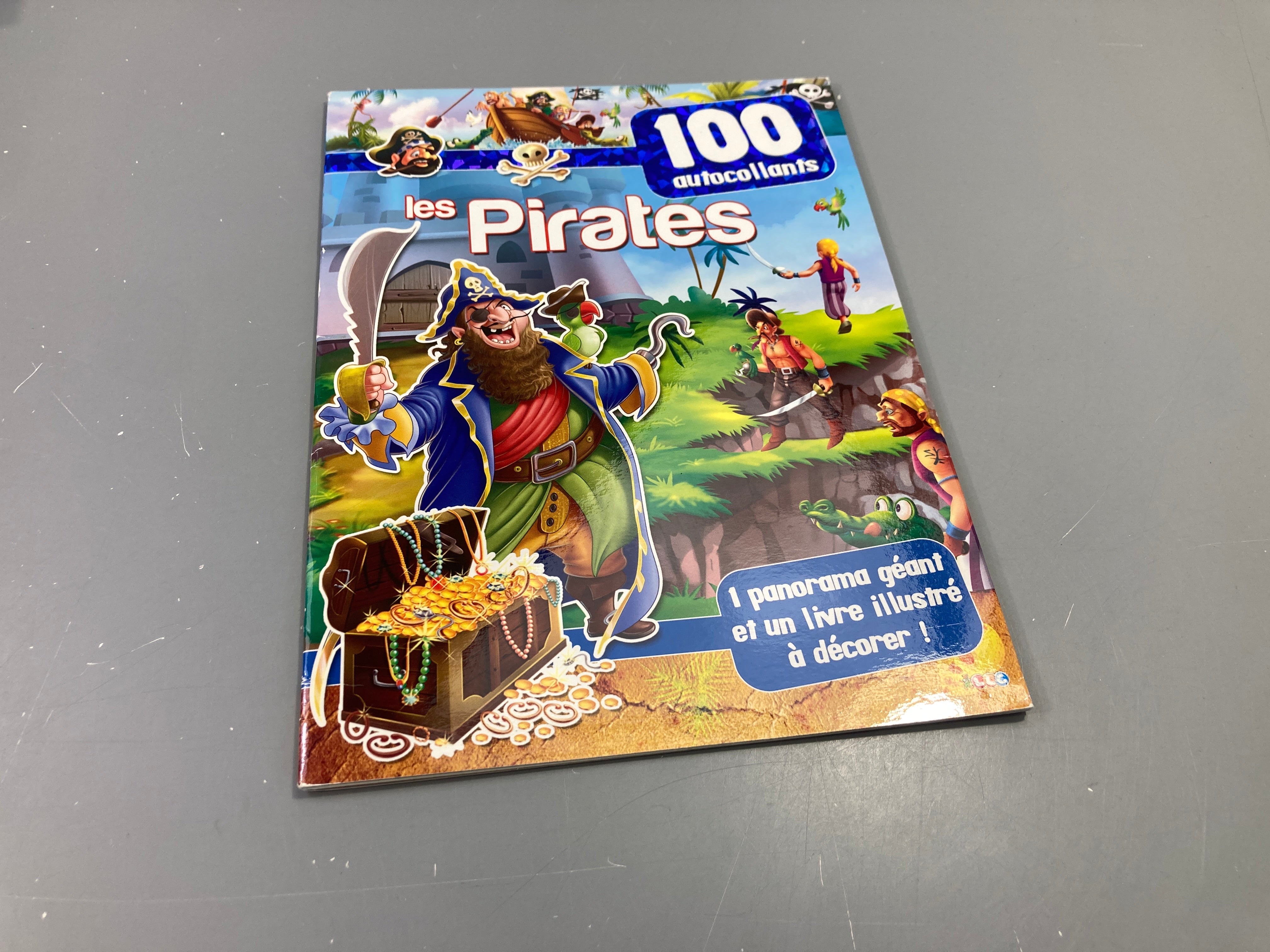 100 autocollants, les Pirates, un livre pour rêver et s'amuser