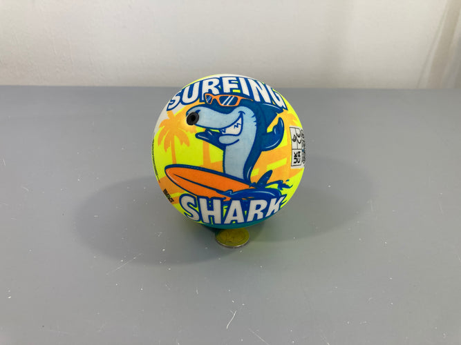 Petite balle Surfing Shark, moins cher chez Petit Kiwi
