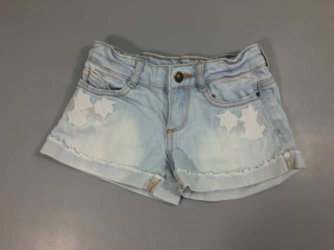 Short en jean clair broderies fleurs à revers effiloché, moins cher chez Petit Kiwi