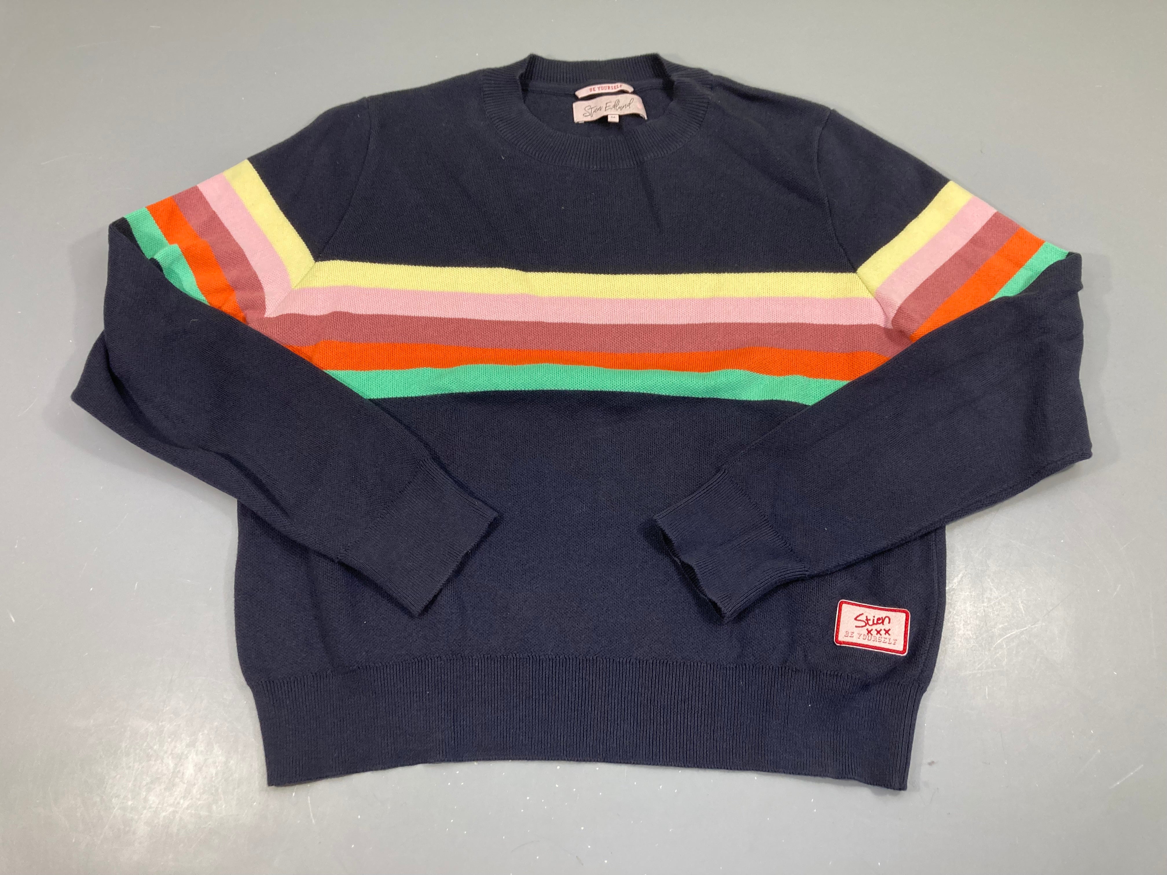 Pull bleu marine rayé couleur centre Stein Edlund