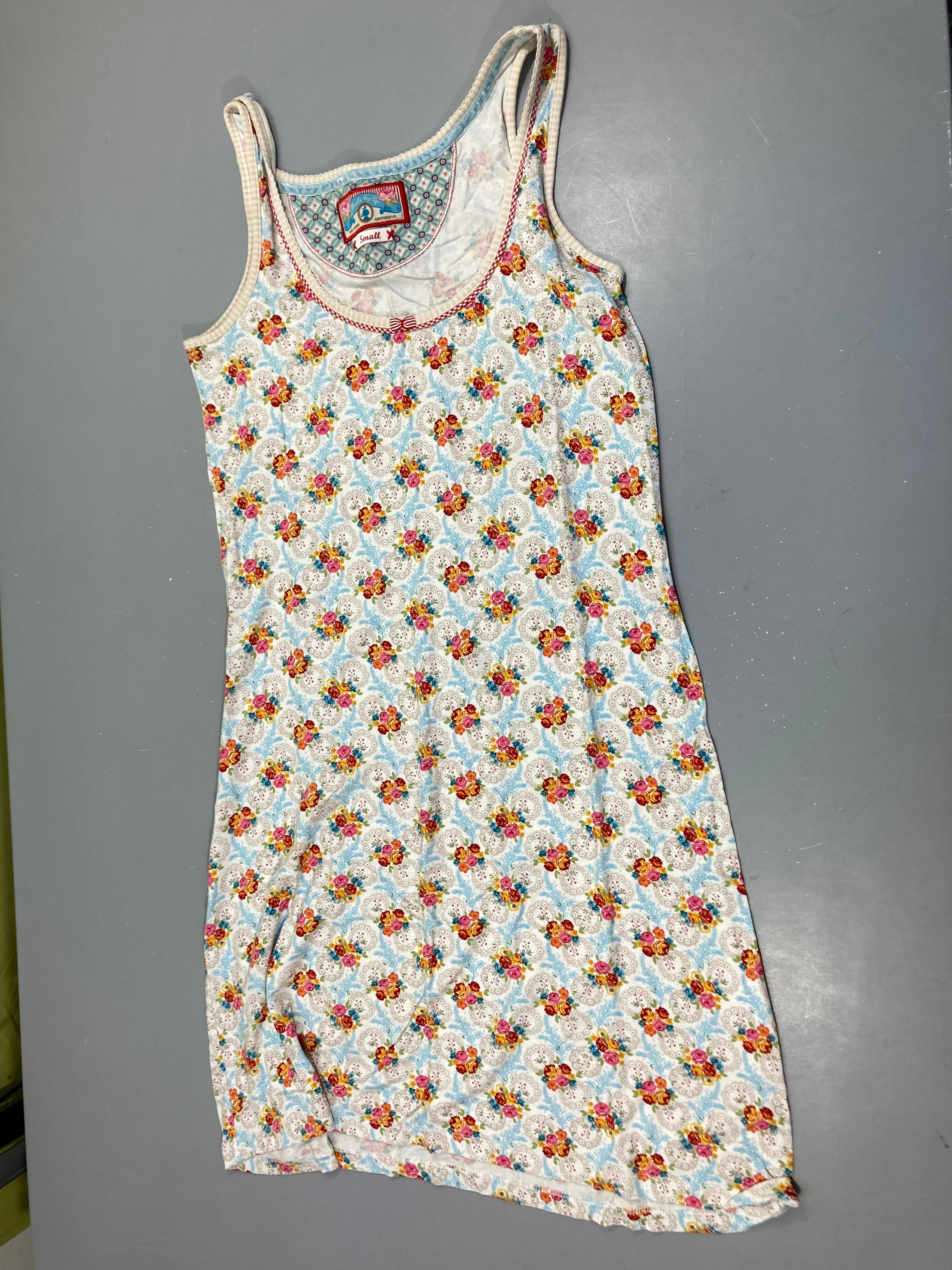 Robe de nuit blanche fleurie bleu-rose-PIP