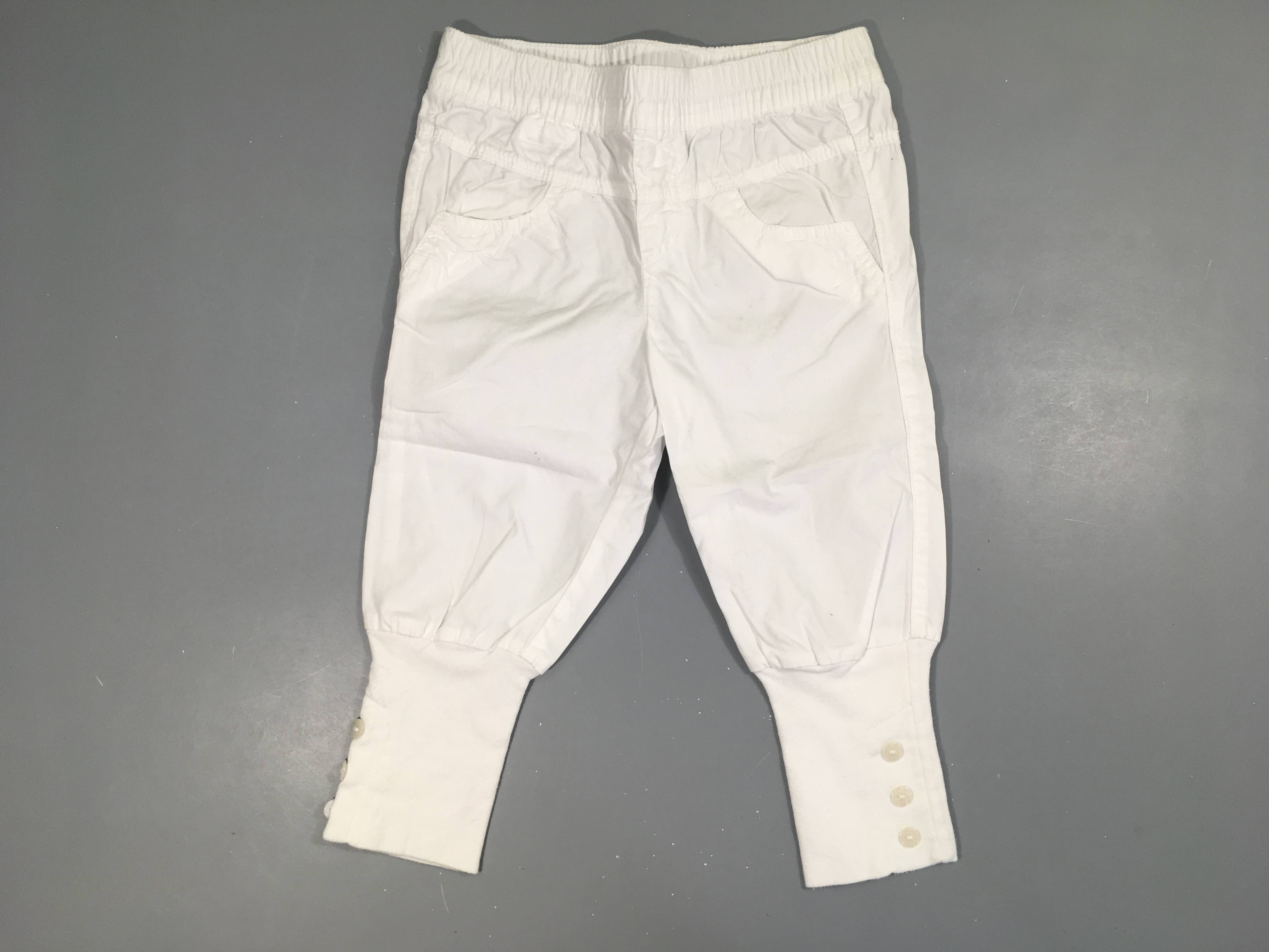 Pantacourt blanc serré dans le bas boutons