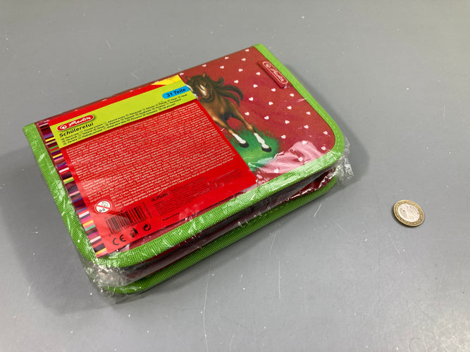 Neuf-Plumier garni, moins cher chez Petit Kiwi