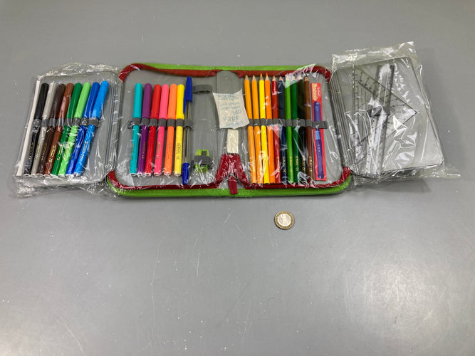 Neuf-Plumier garni, moins cher chez Petit Kiwi