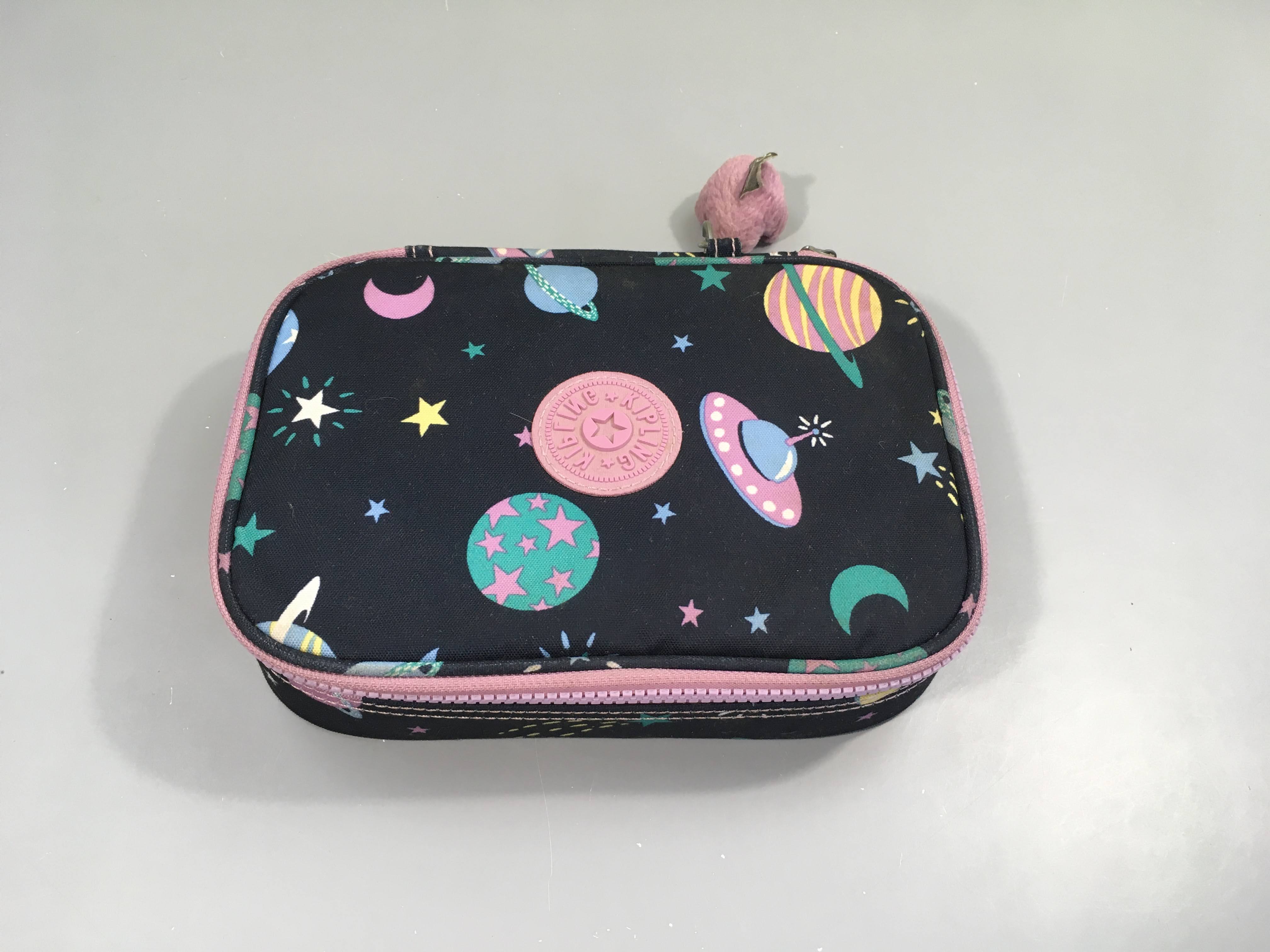 Trousse bleu foncé planètes Kipling-Tachés intérieur par crayons...