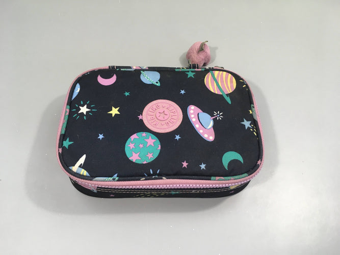 Trousse bleu foncé planètes Kipling-Tachés intérieur par crayons..., moins cher chez Petit Kiwi