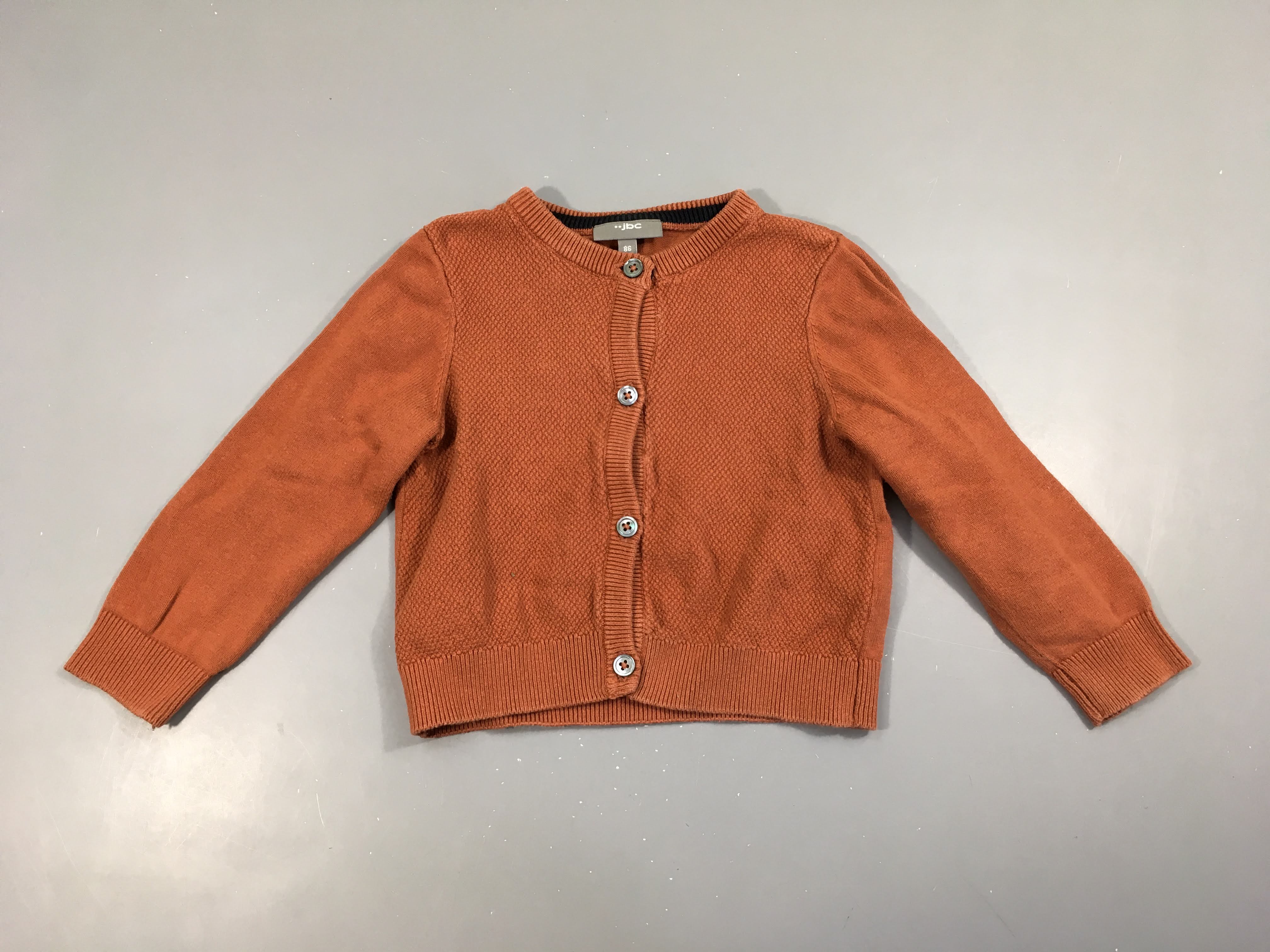 Gilet brun texturé, légèrement bouloché