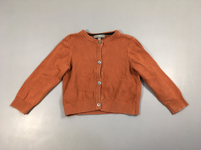 Gilet brun texturé, légèrement bouloché, moins cher chez Petit Kiwi