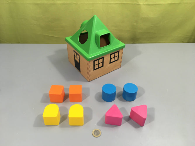 Jeu d'encastrement maison bois/verte + 8 formes, moins cher chez Petit Kiwi