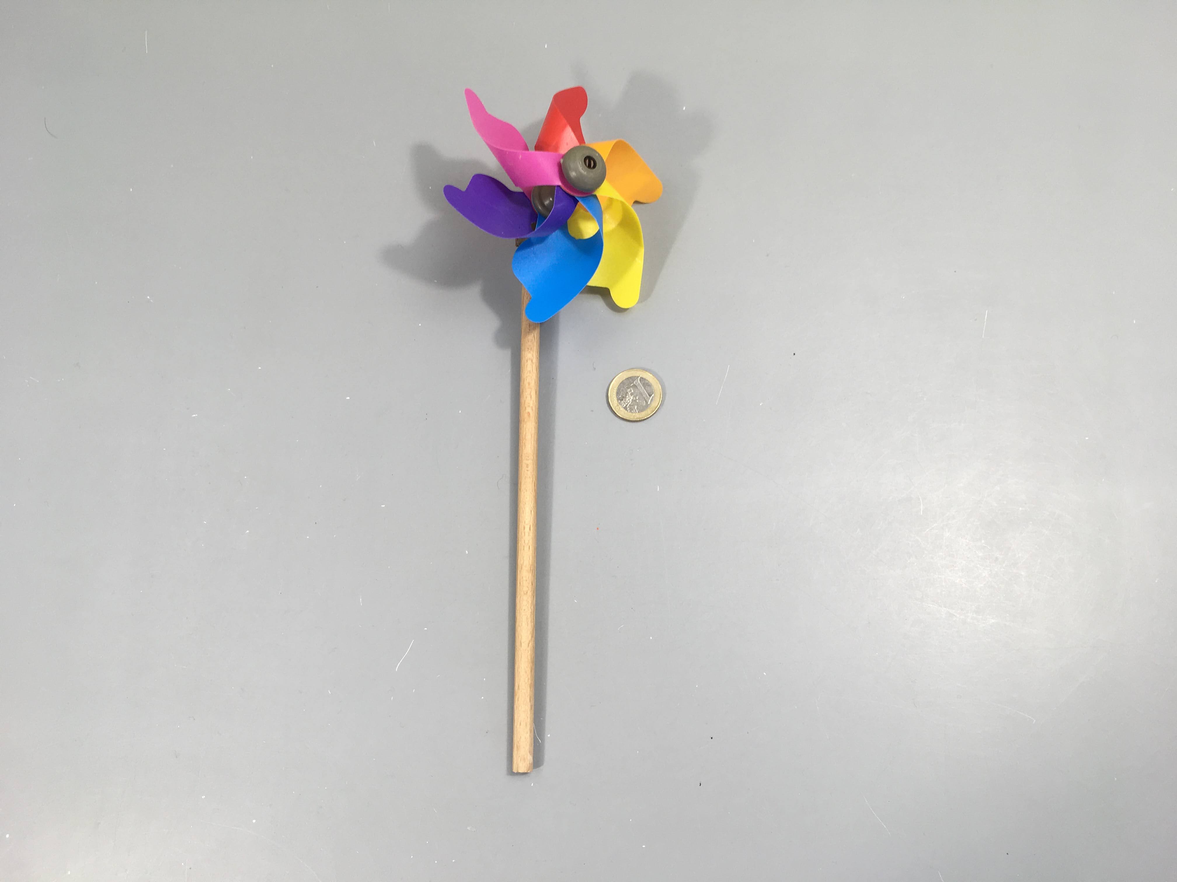 Moulin à vent multicolore