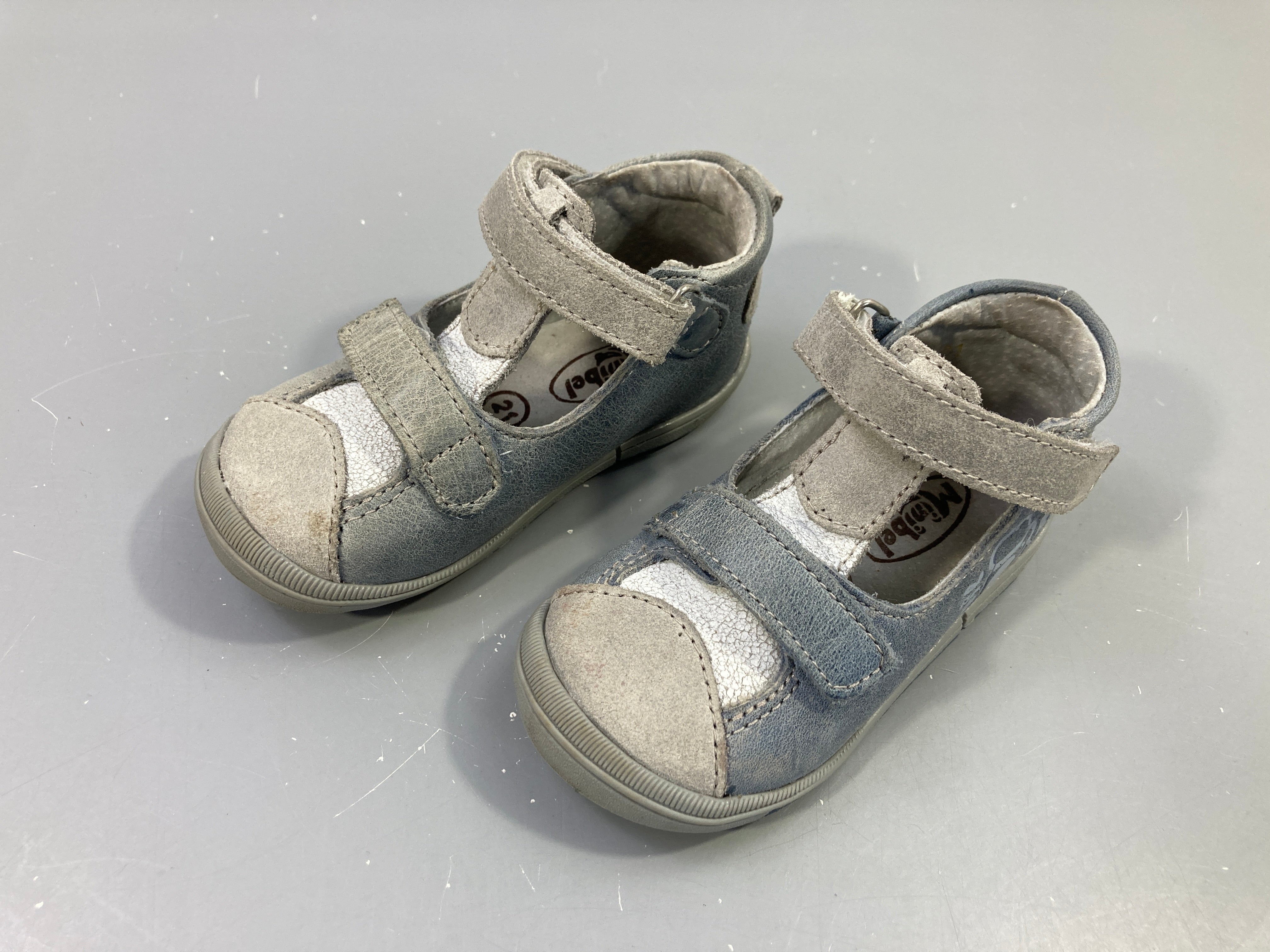 Sandales fermées bleu-gris légèrement décolorée d'un coté