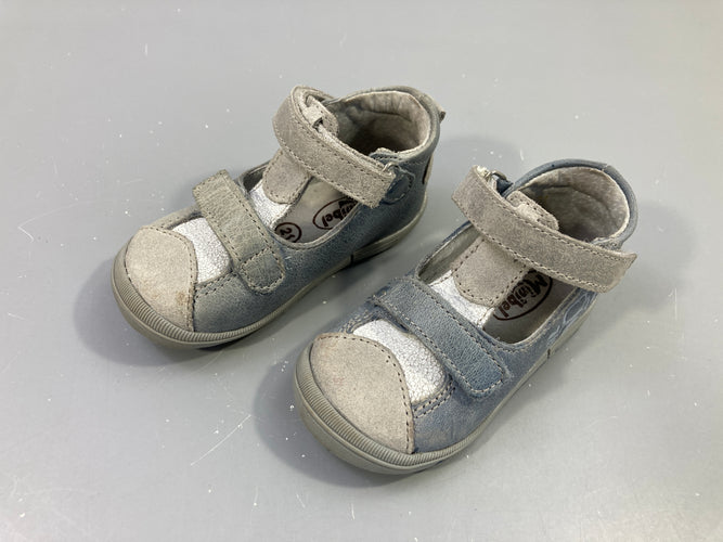 Sandales fermées bleu-gris légèrement décolorée d'un coté, moins cher chez Petit Kiwi