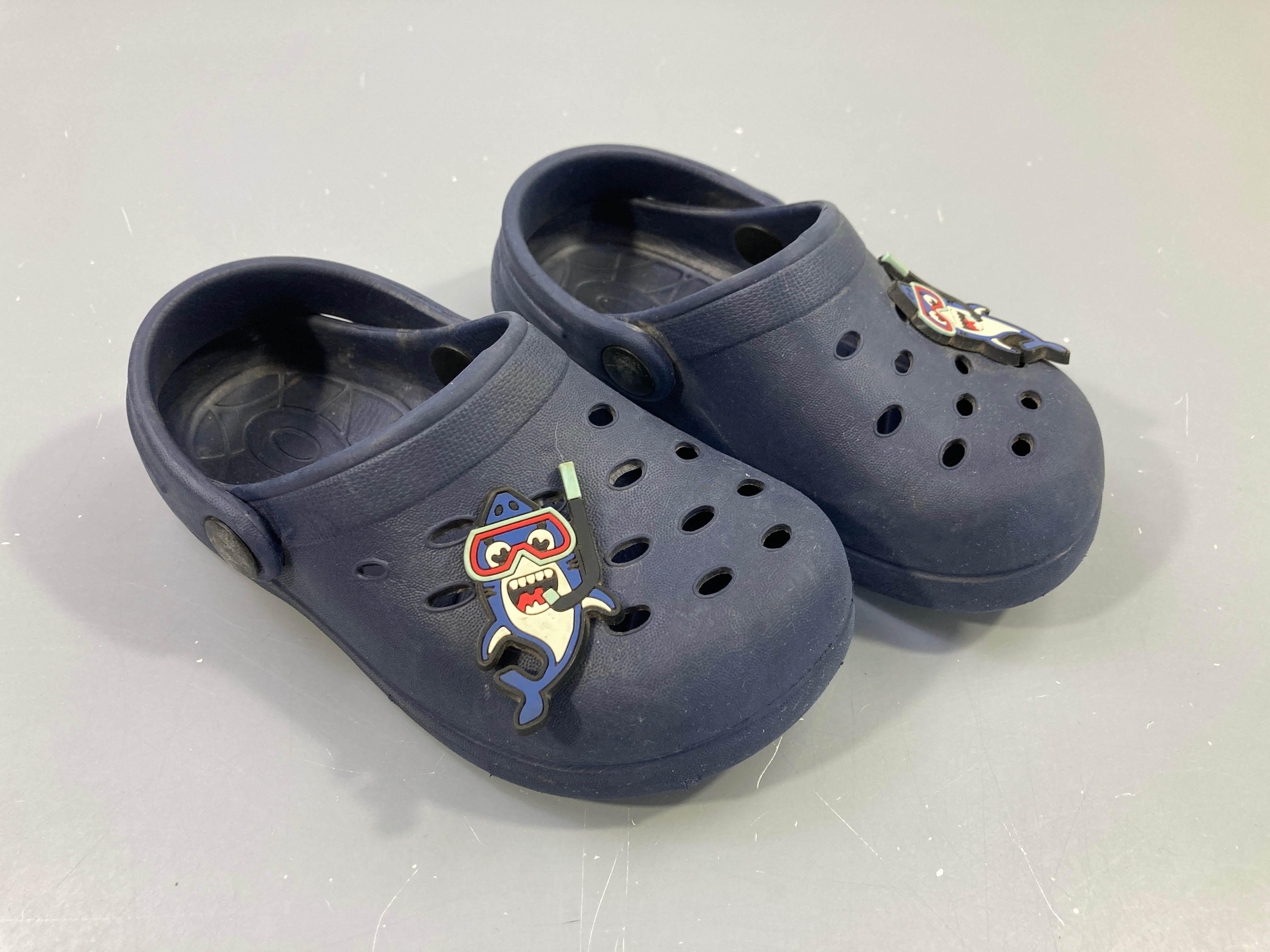 Sabots style crocs bleu foncé requins