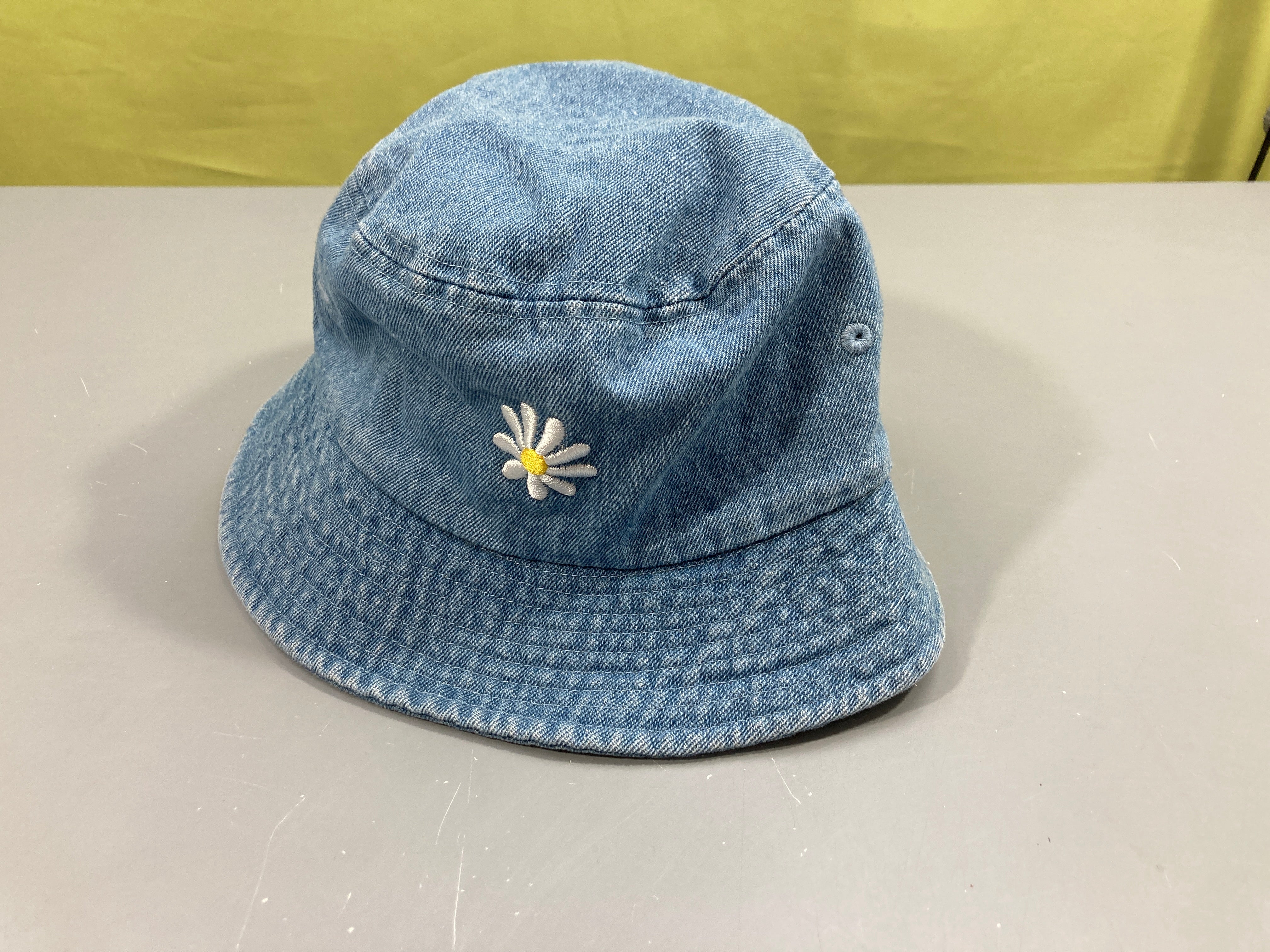 Etat neuf-Chapeau en jean Paquerette