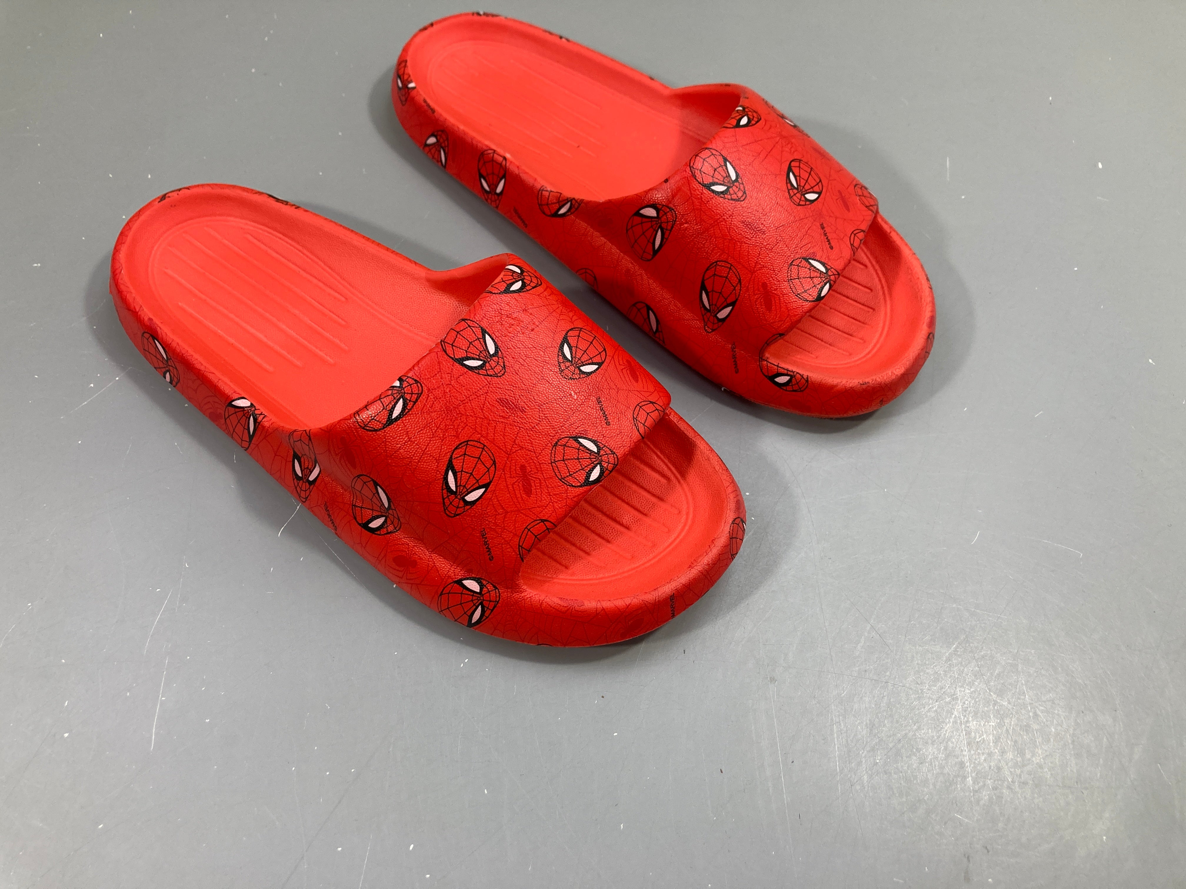 Claquettes rouges Spiderman