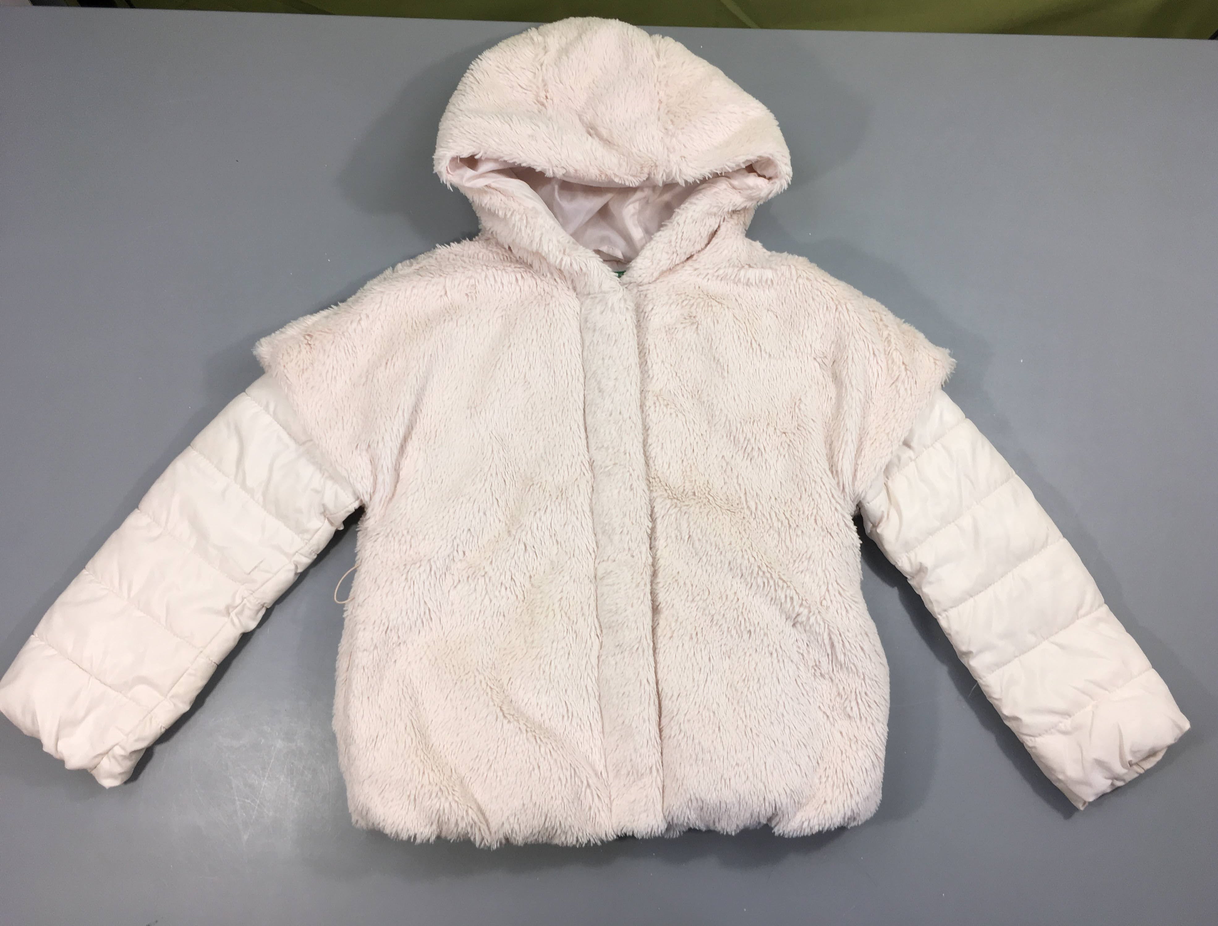 Veste fausse fourrure rose pâle effet superposé à capuche