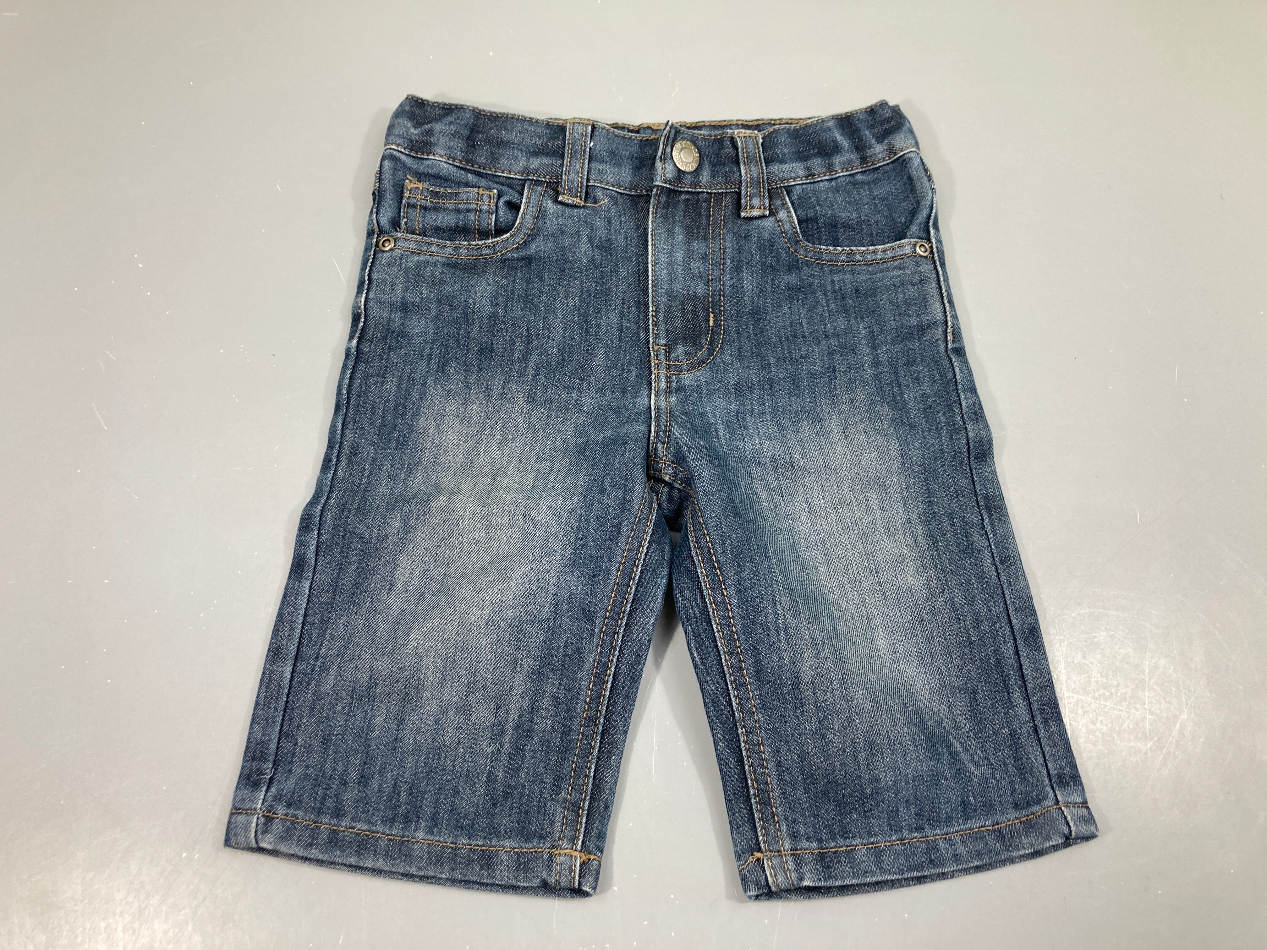 Bermuda en jean foncé effet délavé