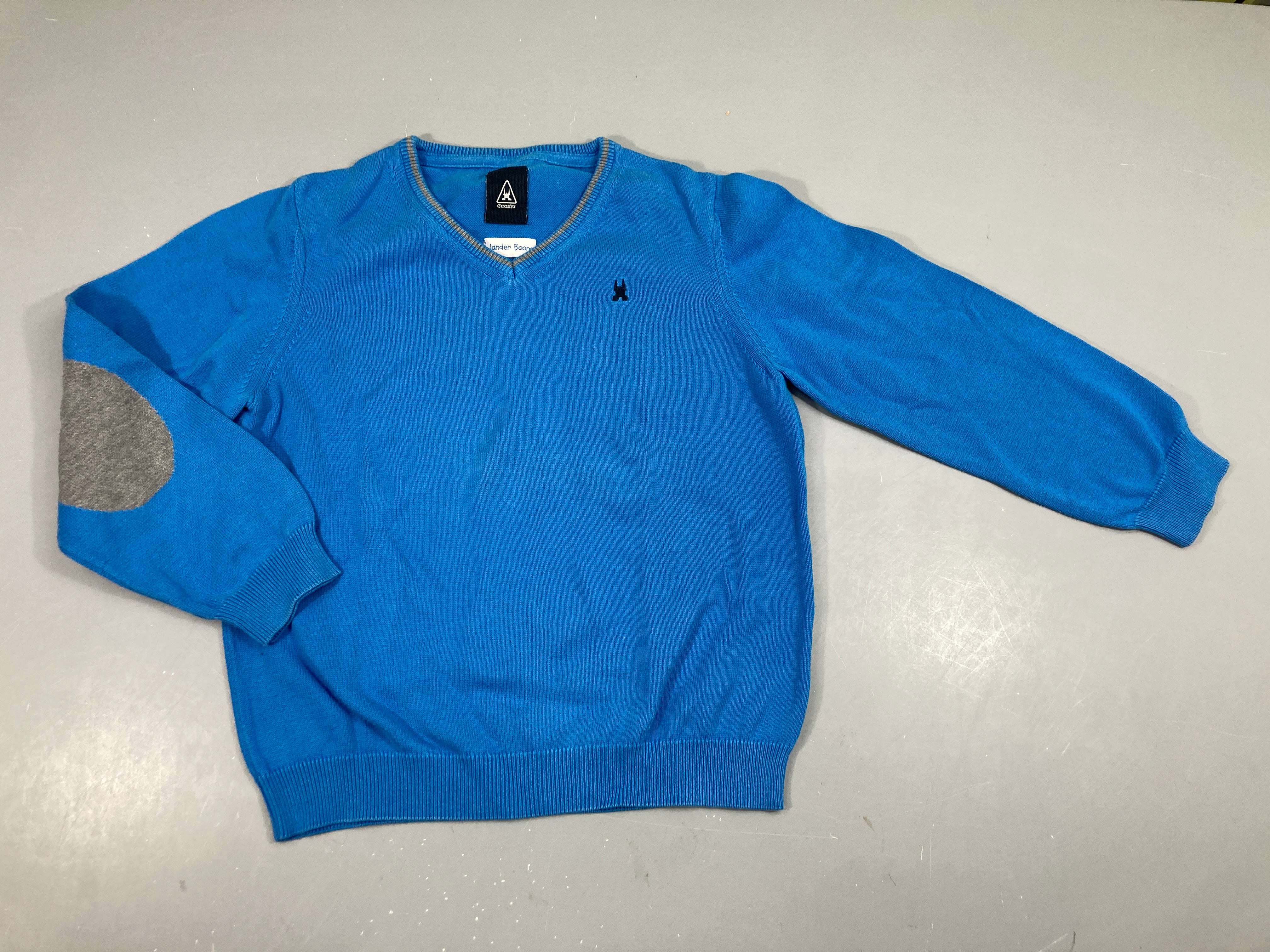 Pull col V bleu légèrement bouloché