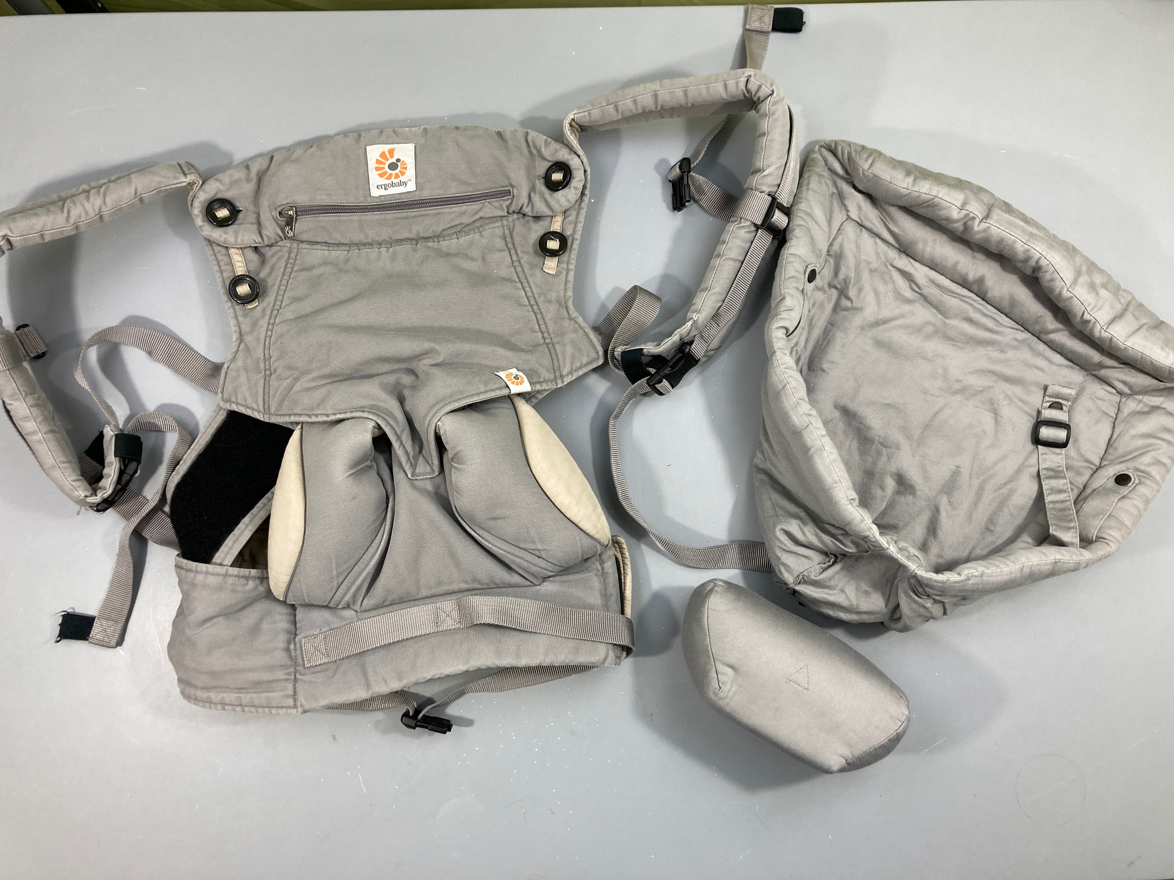 Ergobaby porte bébé gris avec réducteur nouveu-né et coussin