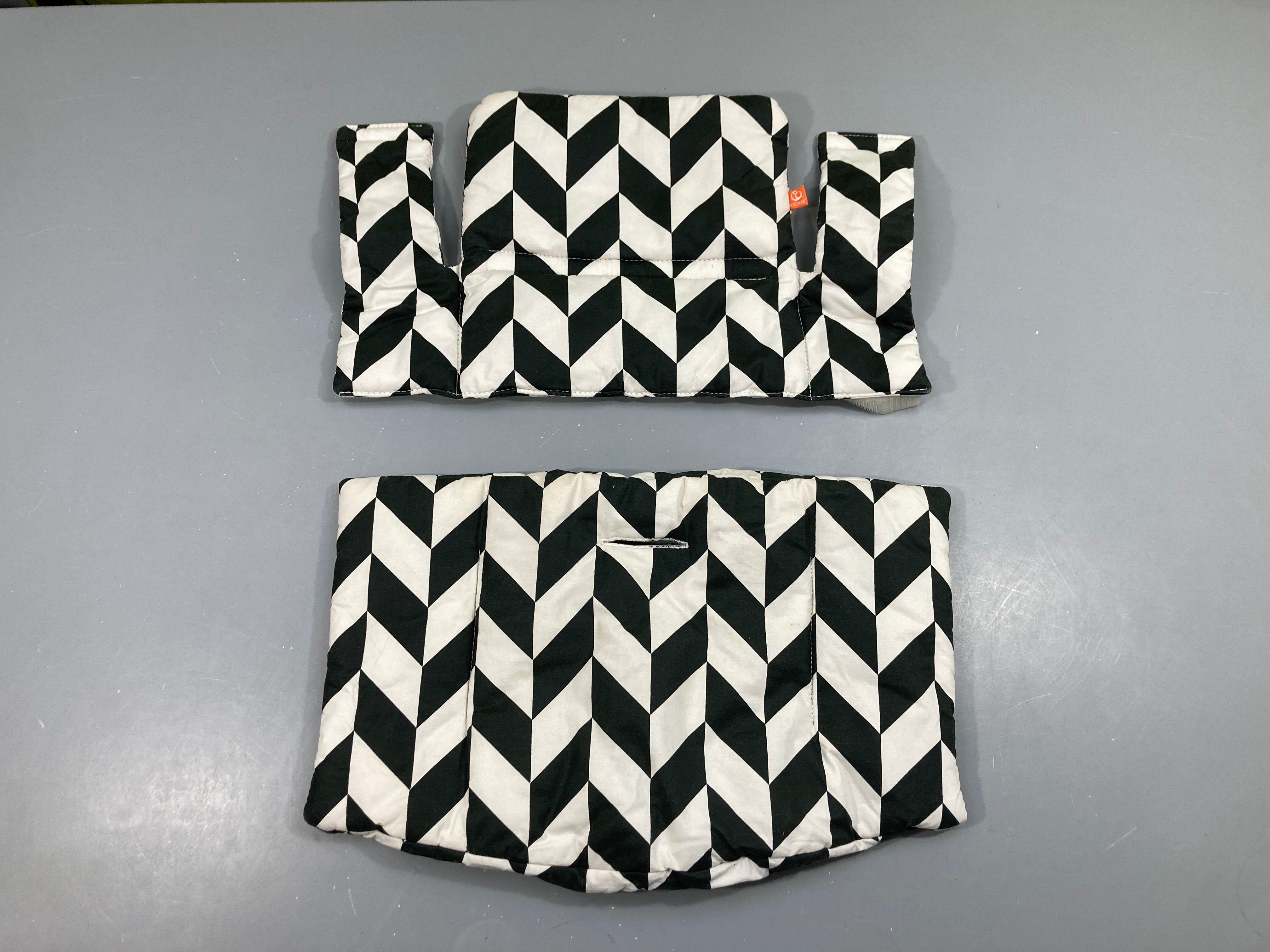 Coussin blanc/noir pour chaise Stokke