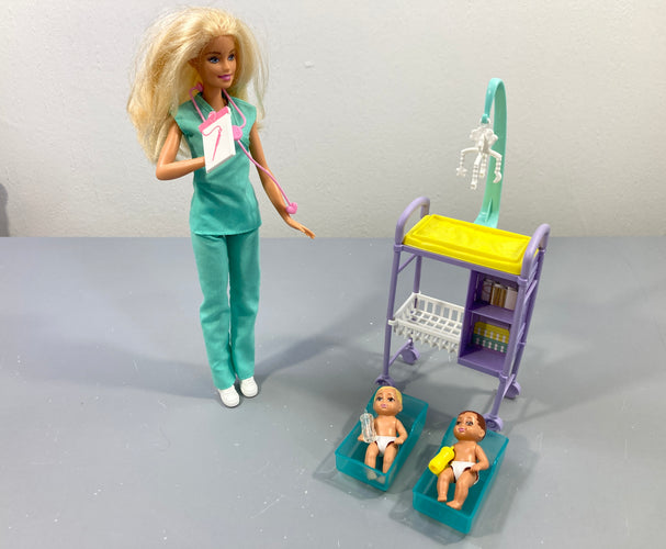 Coffret Poupée Mannequin pédiatre- 3a+, Bar.bie, moins cher chez Petit Kiwi