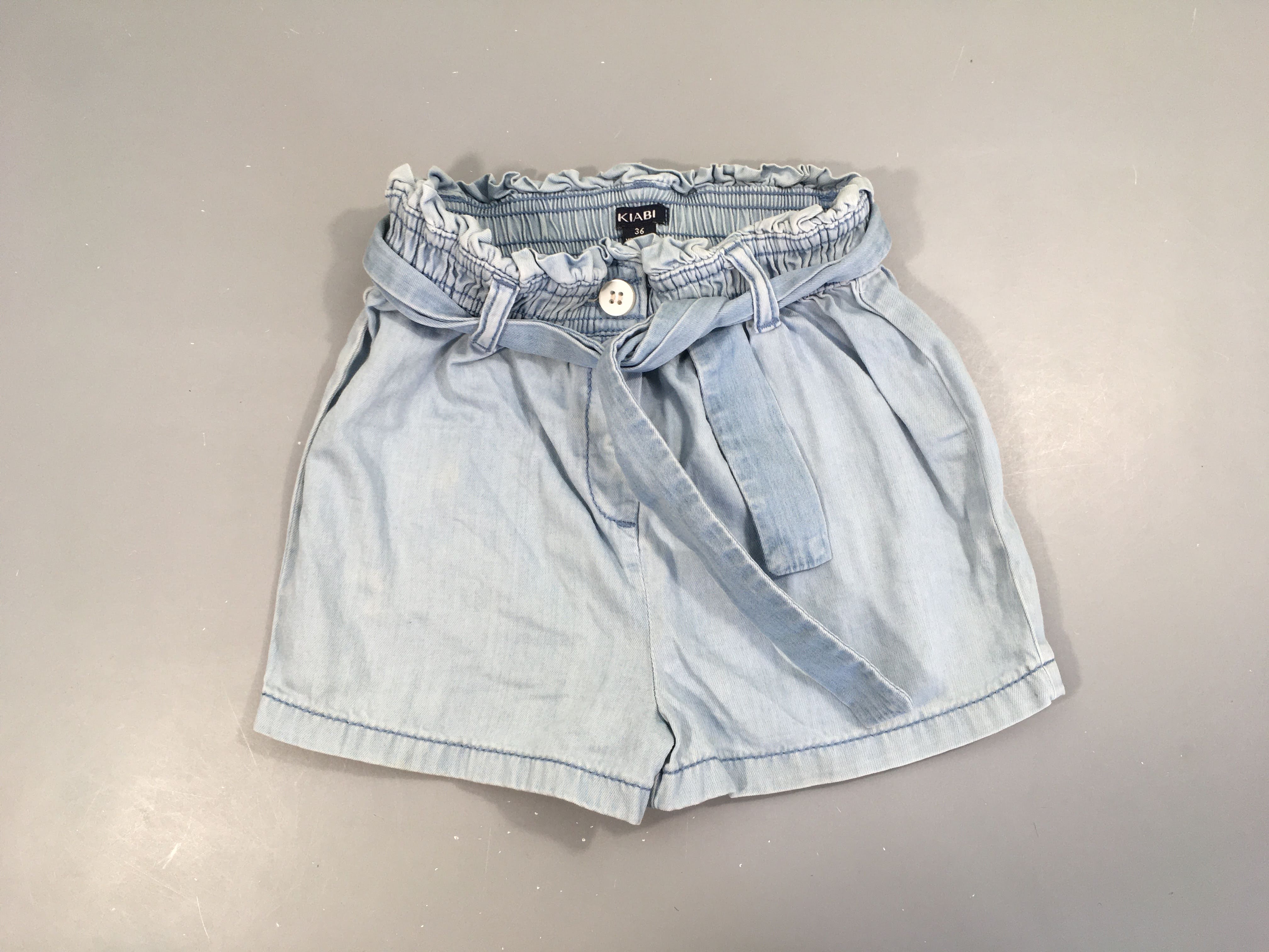 Short Denim Légèrement souyillé fesses ceinture textile