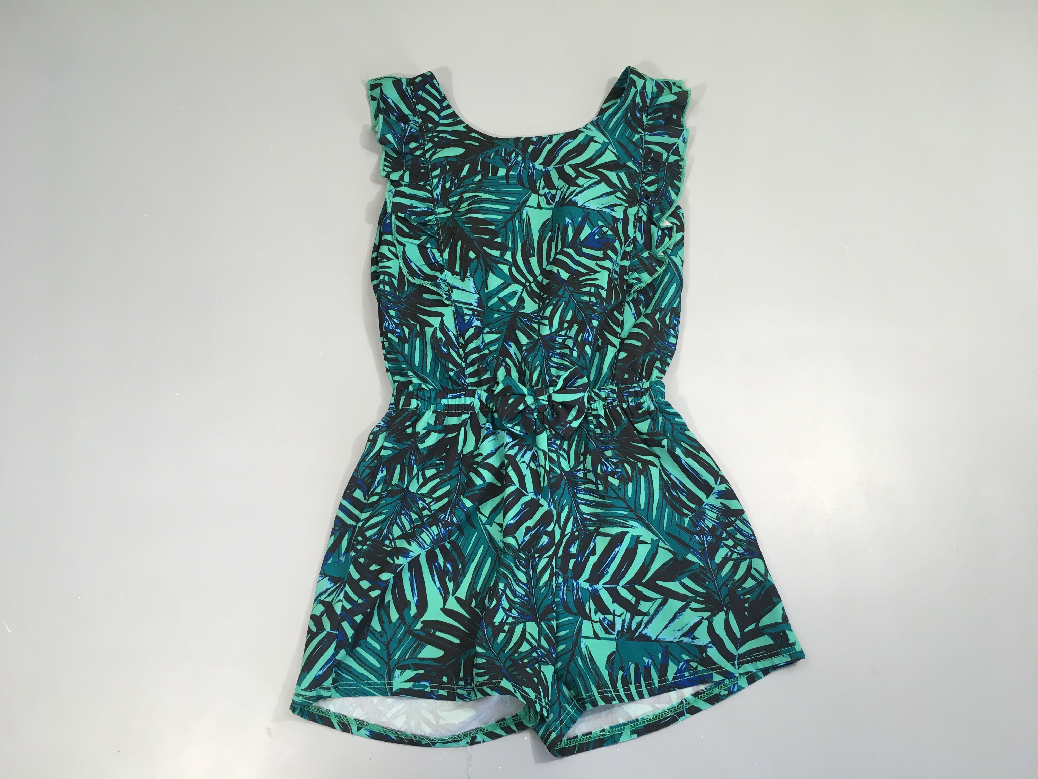 Combishort fluide vert feuillage froufrou épaules