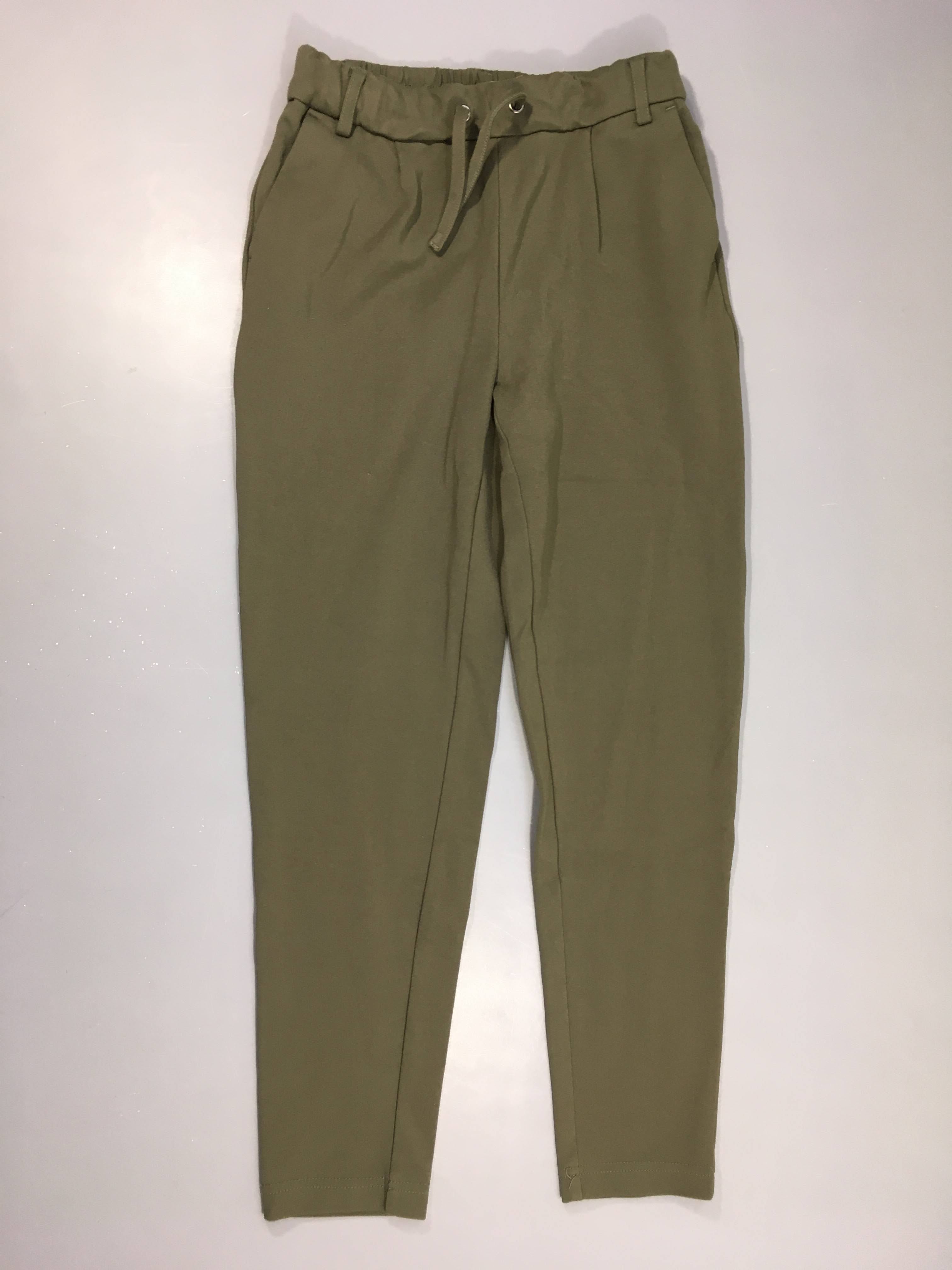Pantalon molleton vert, légèrement bouloché