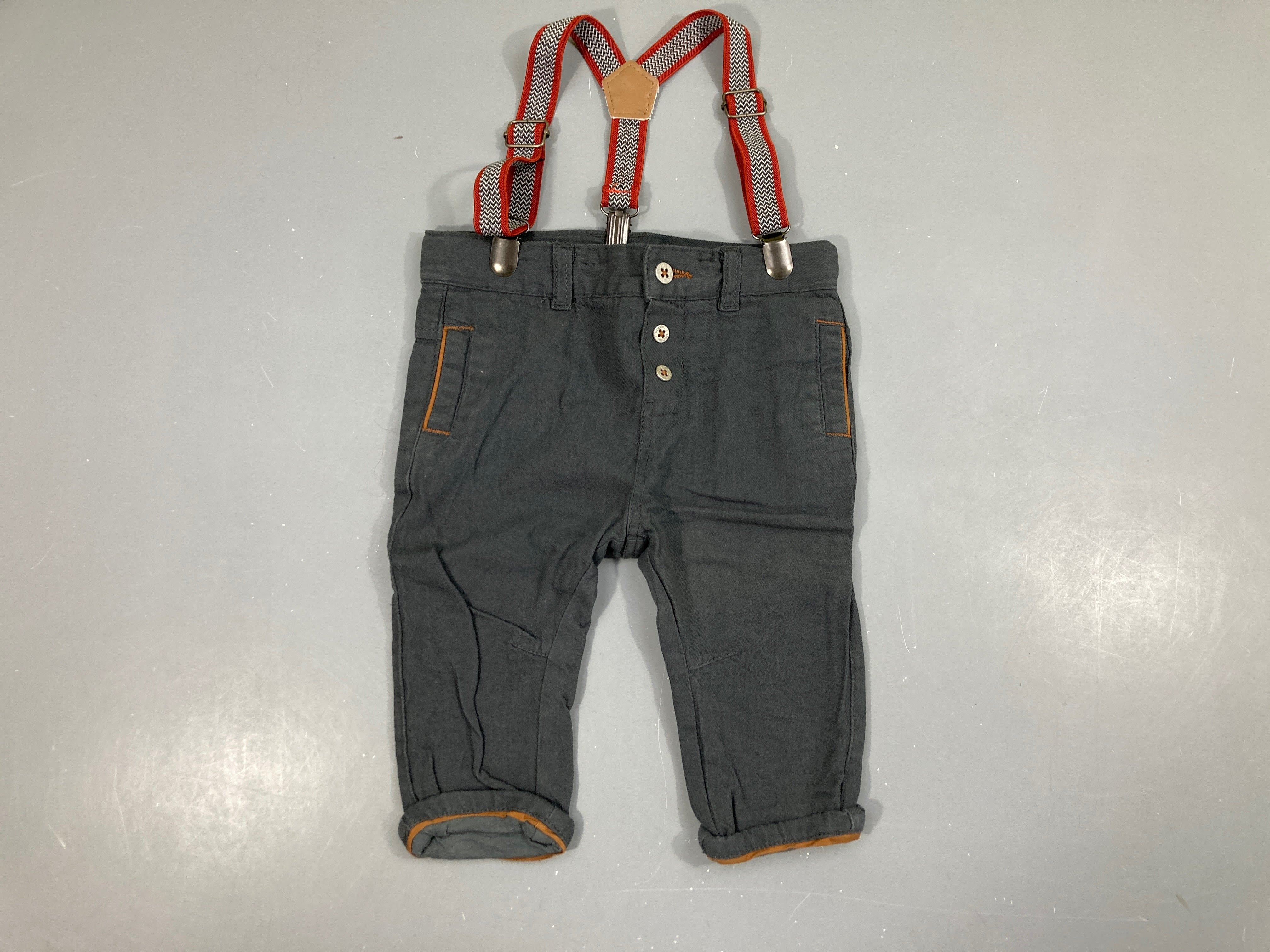 Pantalon gris foncé/camel à bretelles